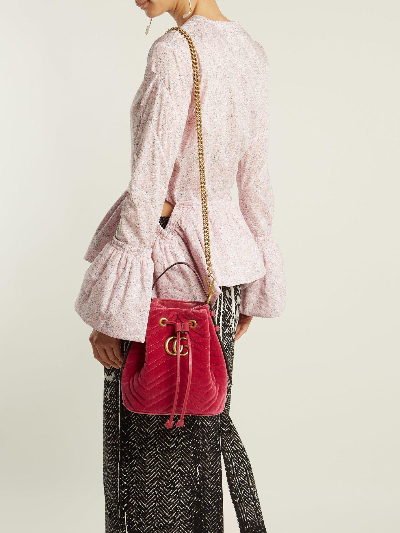 Gucci Gg Marmont Quilted Velvet Drawstring Bucket Bag in Pink - Lyst