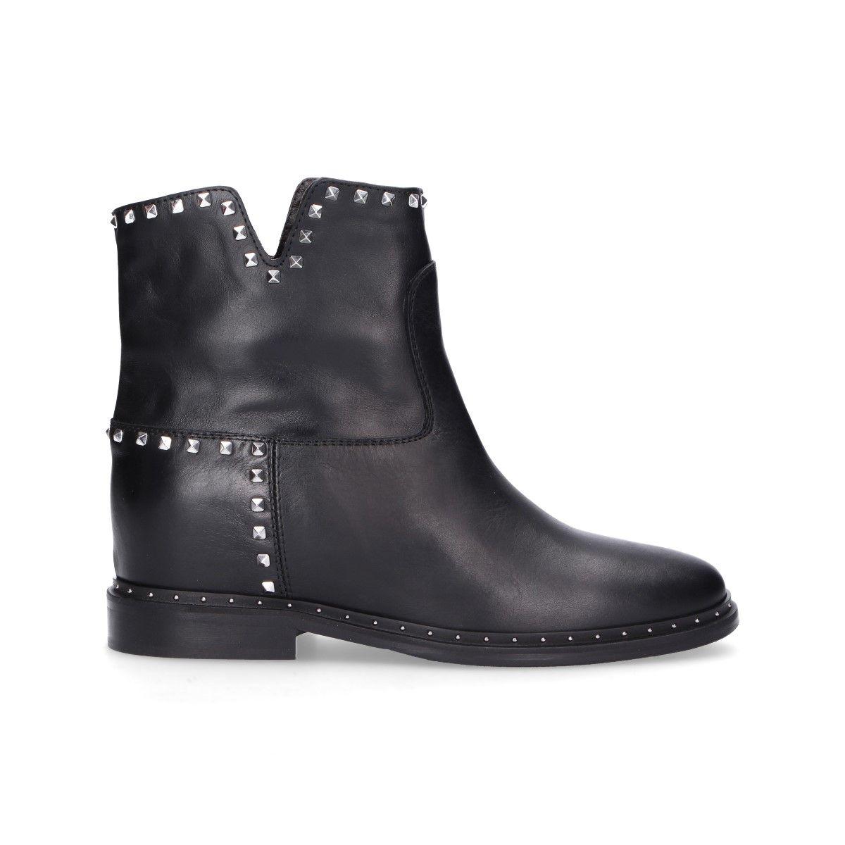 pointed toe trainers