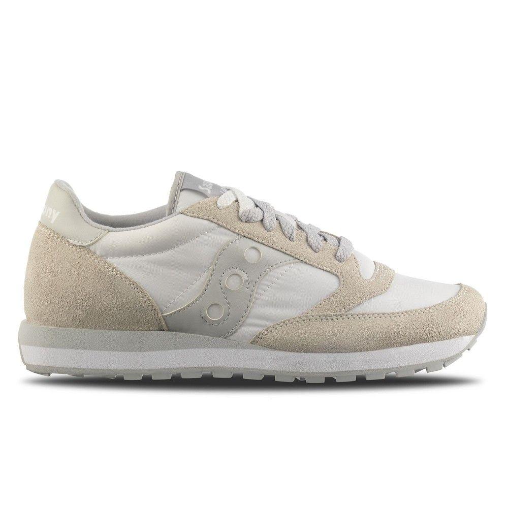 styling beige sneakers