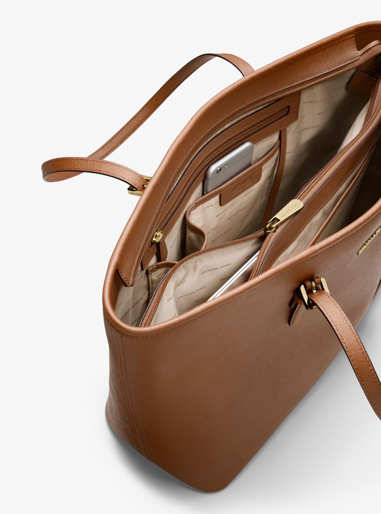 Bolso tote jet set mediano de piel saffiano con cremallera superior Clearance