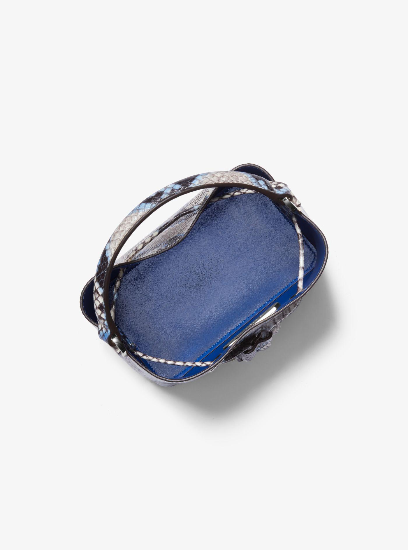 suri small python embossed crossbody bolsa