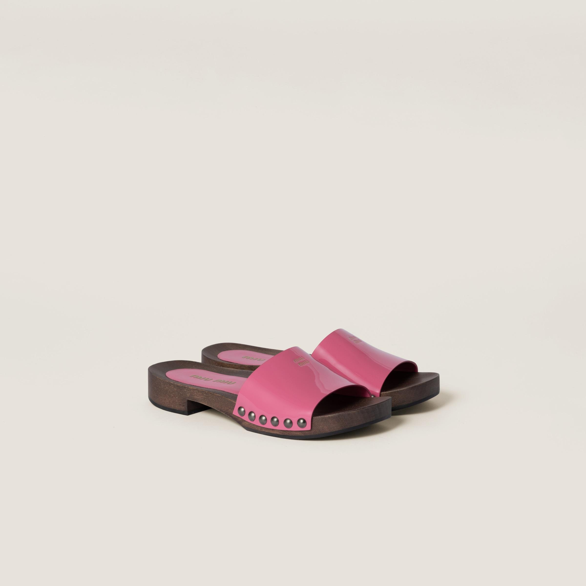 サンダル・ミュール MIUMIU FUCHSIA LEATHER CLOGS Patent leather clogs in pink - Miu Miu | Mytheresa