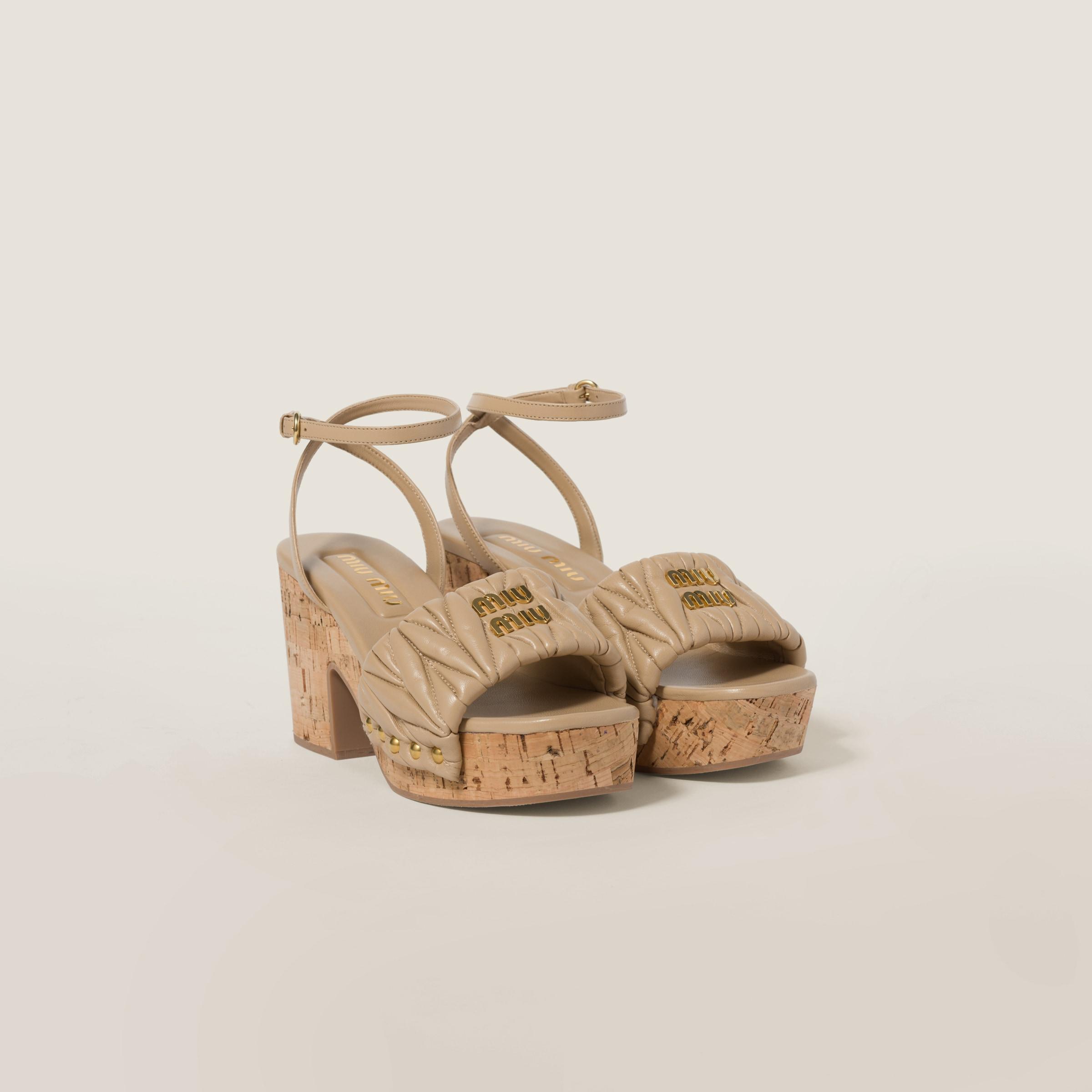 サンダル・ミュール MiuMiu | Matelasse nappa leather cork heel sandals 5XZ482 Miu Miu Matelassé Nappa Leather Cork Heel Sandals in