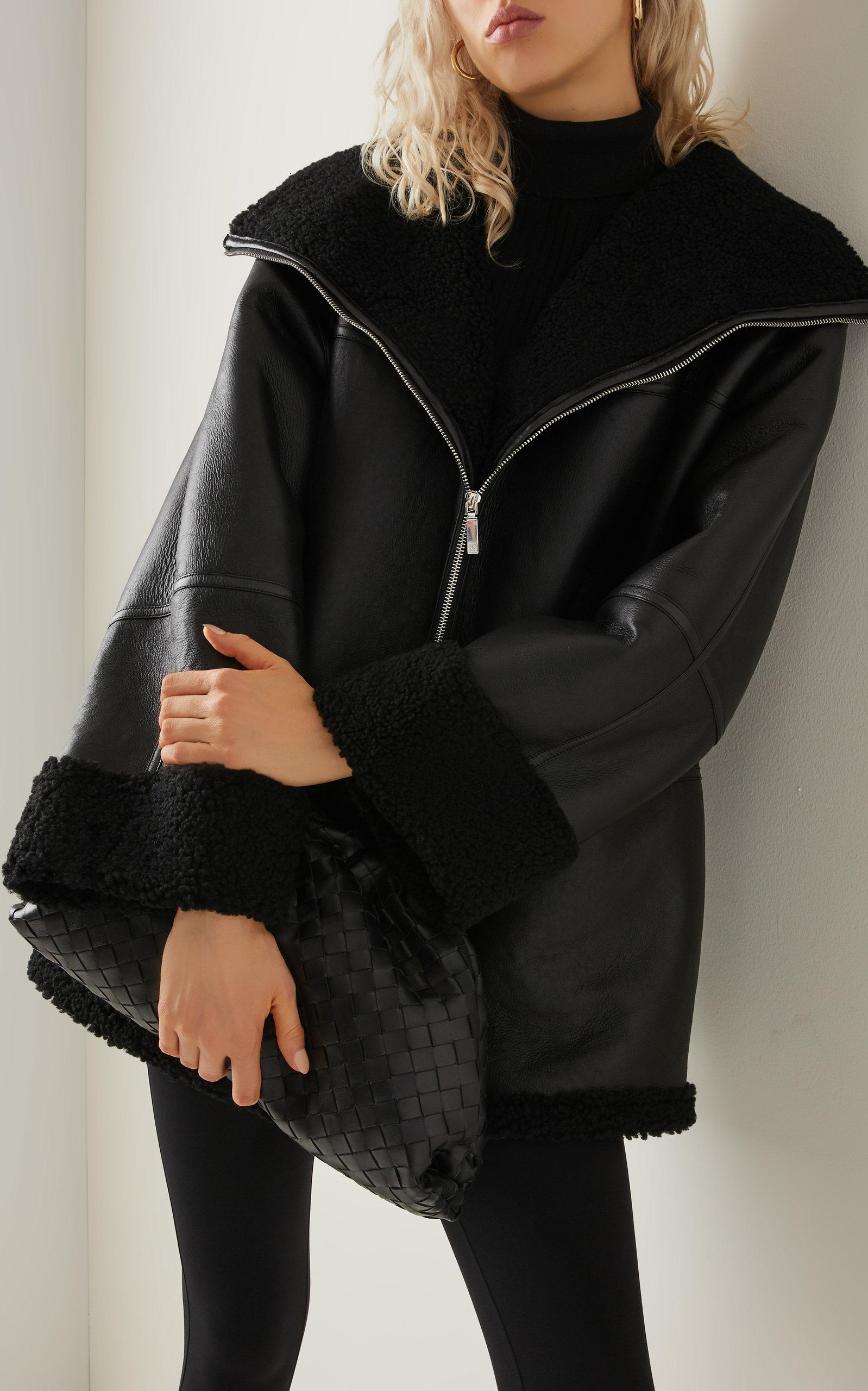 Totême Menfi Oversized Shearling Coat in Black | Lyst