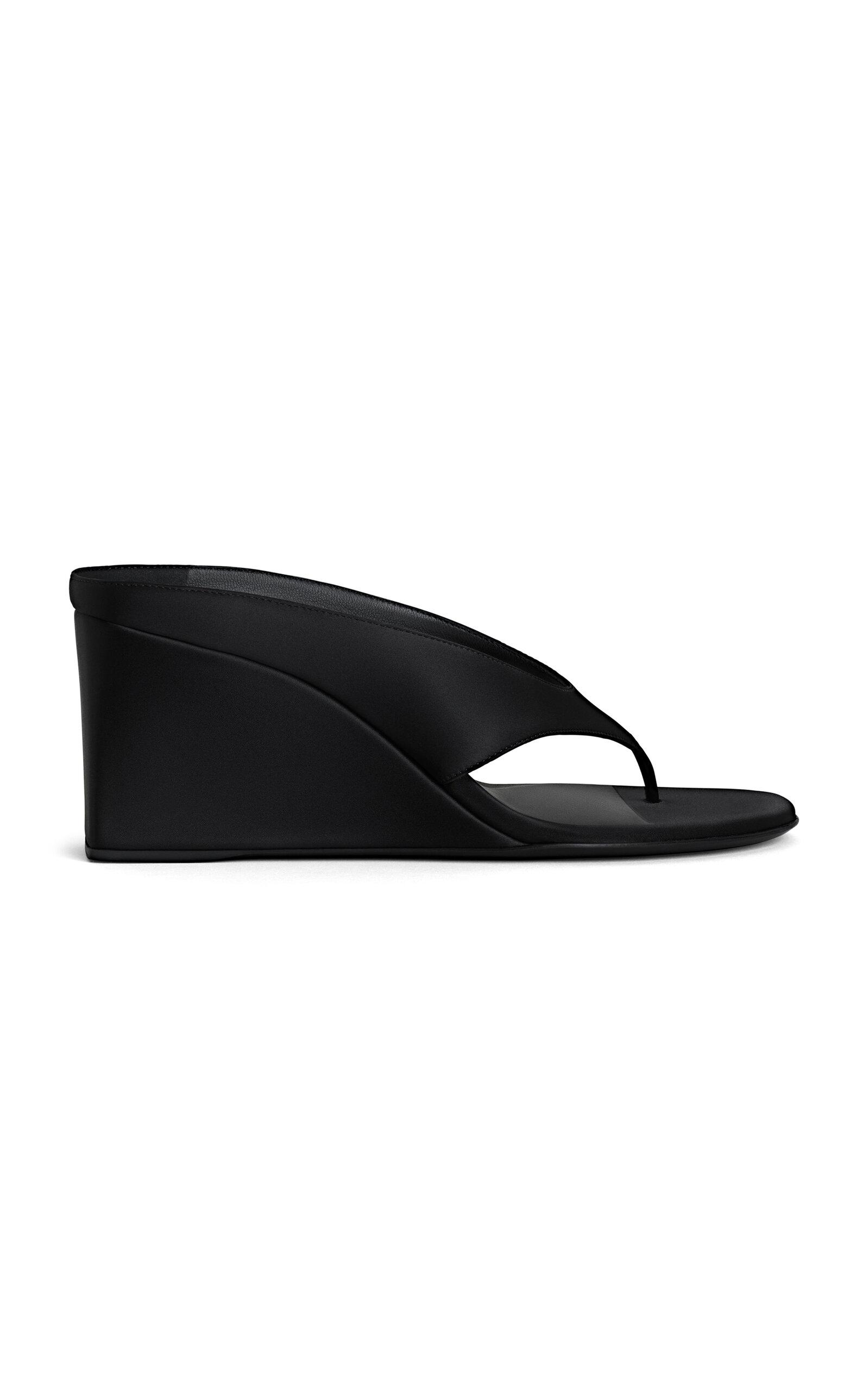 【ALAIA直営店】MULES TONG COMPENSeES EN SATIN Alaïa Satin Wedge Thong Mules in Black | Lyst