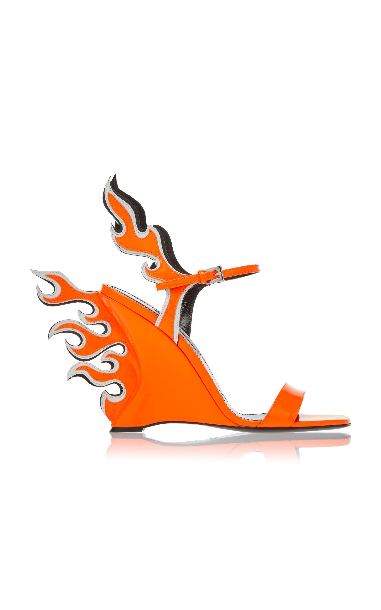 Arriba 61+ imagen orange prada flame heels