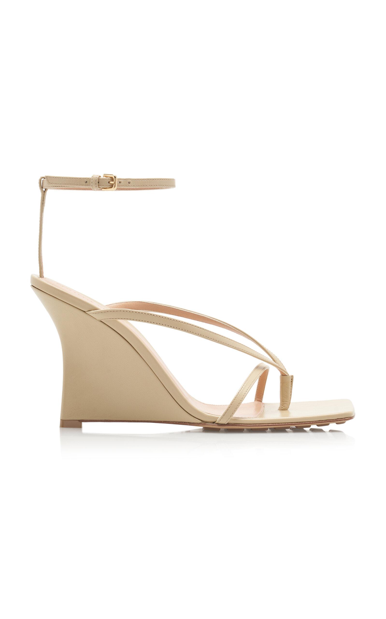 サンダル・ミュール BOTTEGA VENETA SS21 WEDGE SANDALS (658979_VBSD03492) Bottega Veneta Wedge Sandals in Macaroon | FWRD