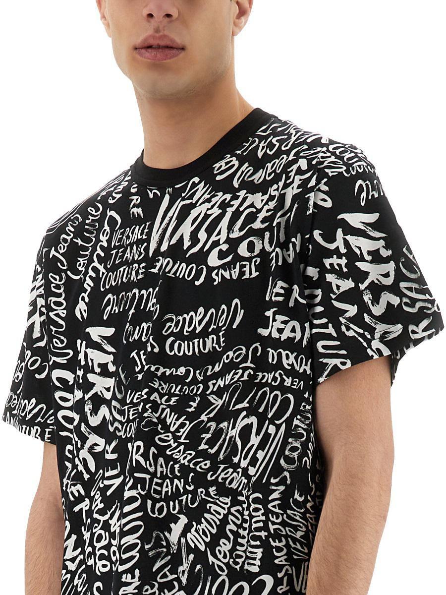 Tシャツ・カットソー Versace Jeans Couture Logomania Print T-Shirt Versace Jeans Couture Logomania Print T-Shirt in Black for