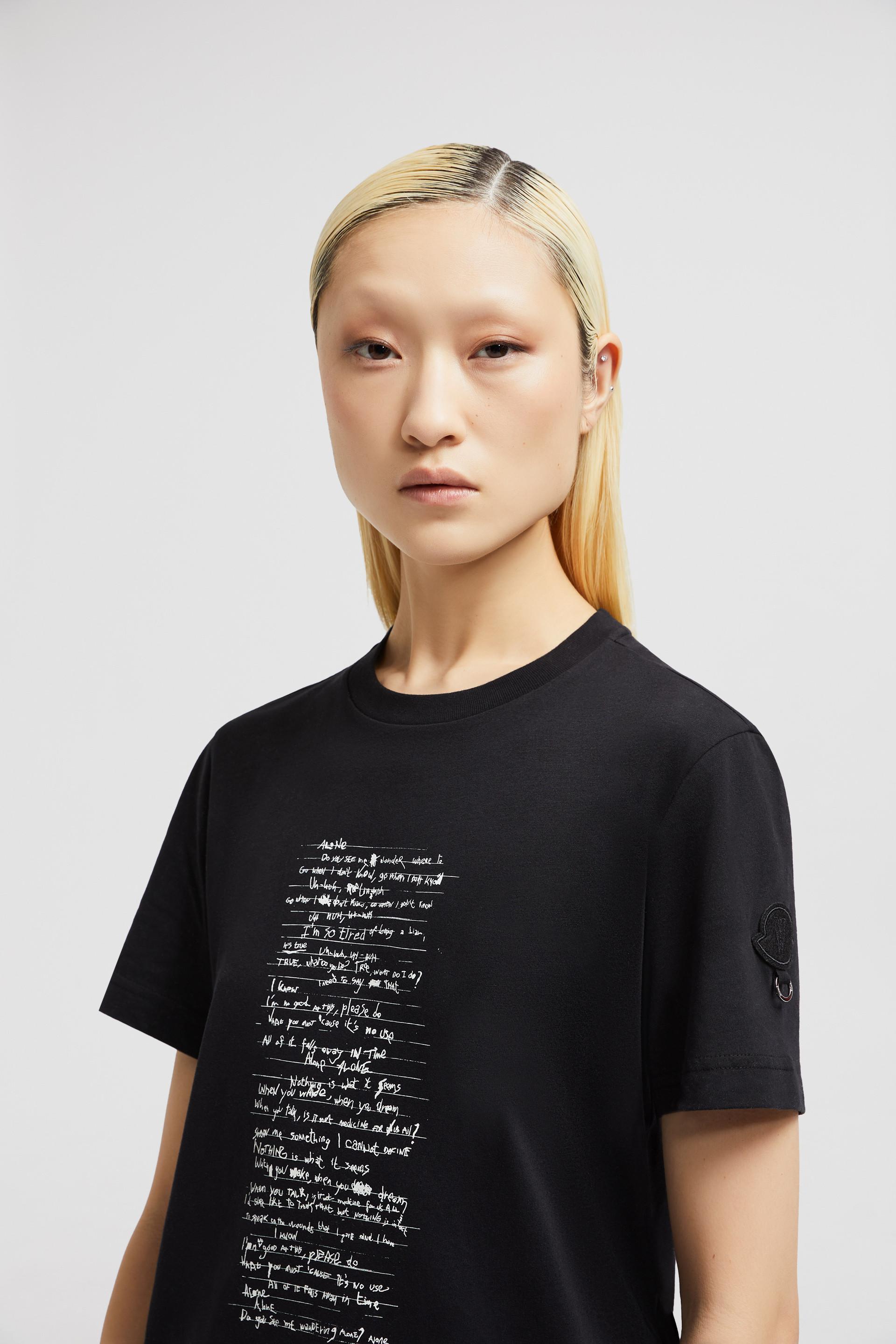 限定コラボ【Moncler& Willow Smith】「Alone」歌詞Tシャツ Moncler Willow Smith T-shirts for Women | Online Sale up to