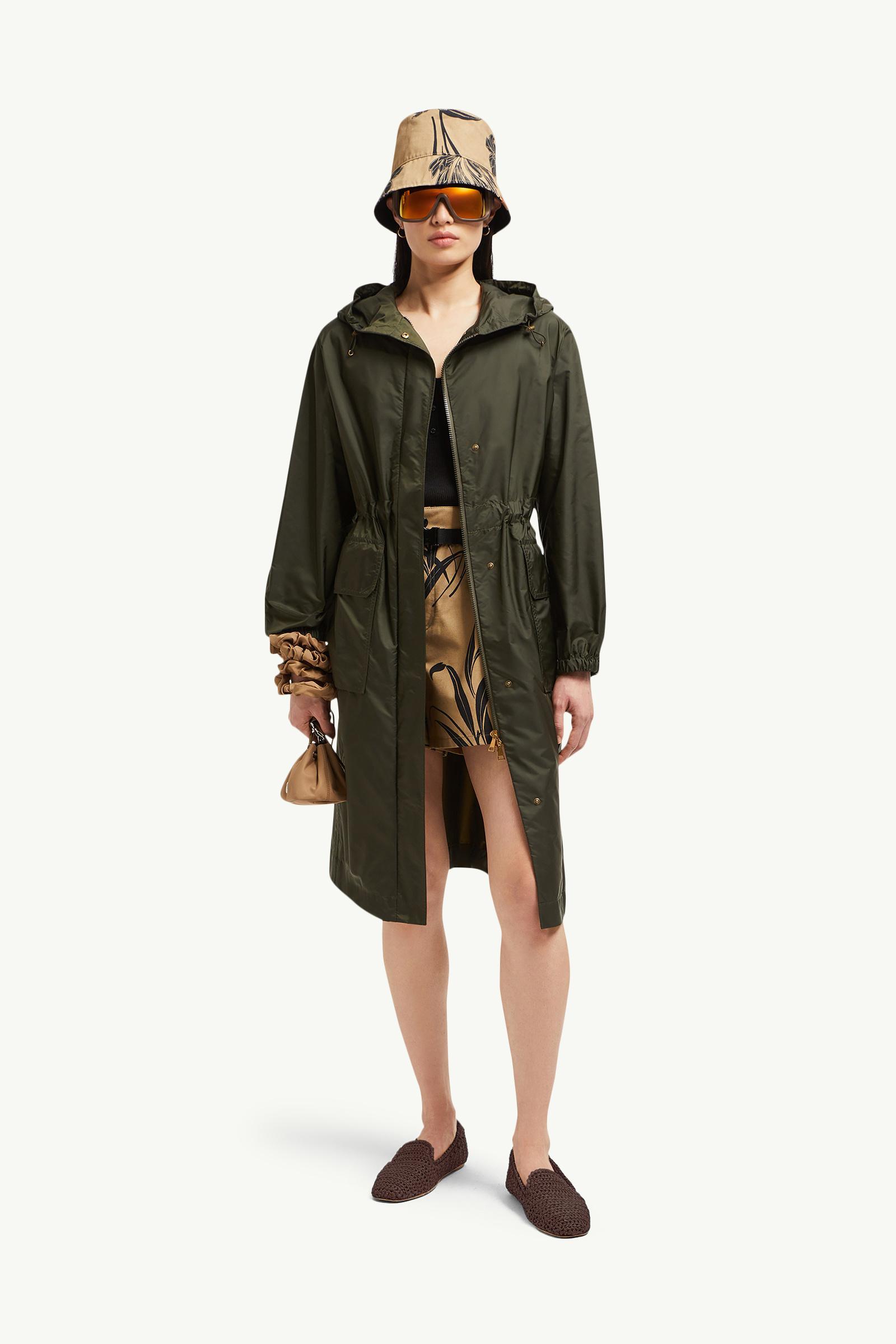 【MONCLER】Impermeabile con cappuccio Hiengos★レインコート 楽天市場】2025春夏 MONCLER モンクレール レディース