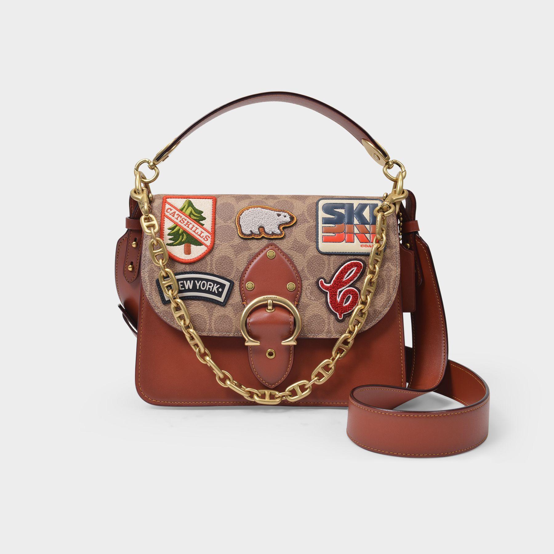 beat shoulder bolsa in signature canvas with souvenir patches