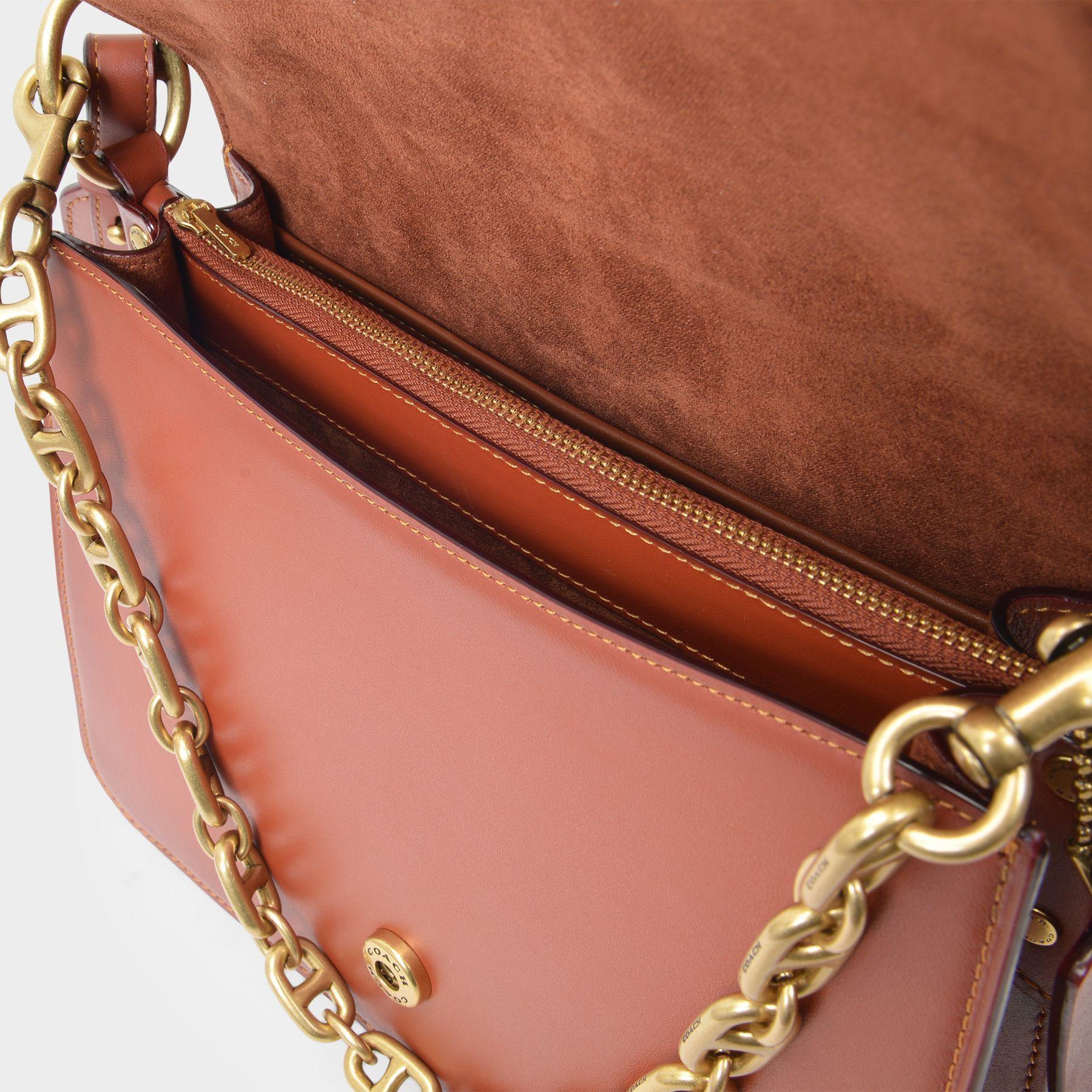 beat shoulder bolsa in signature canvas with souvenir patches