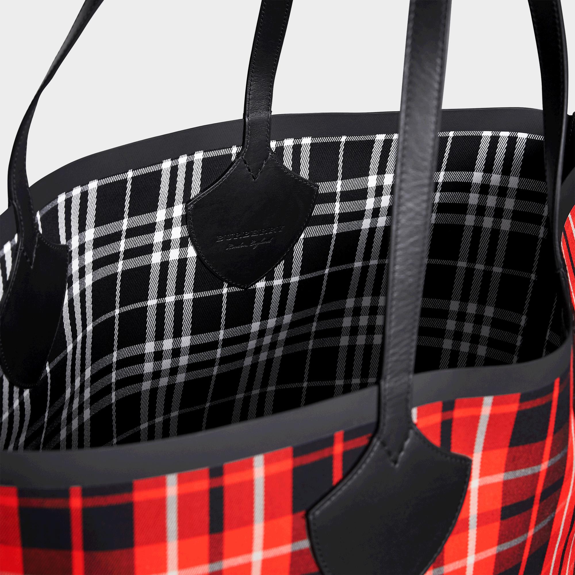 Burberry The Giant Reversible Tote Bag In Vibrant Red And Black 
