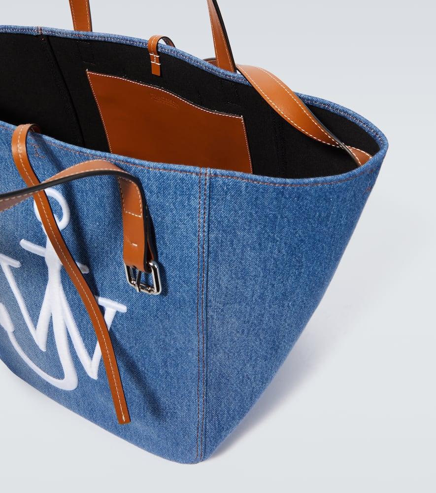 トートバッグ J. W. Anderson Belt Tote Blue Boiled Wool Shoulder Bag JW Anderson Belt Tote Bag | Blue | FARFETCH