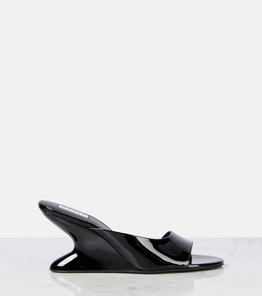【ALAIA直営店】MULES COMPENSeES CURVE EN CUIR VERNI Mules compensées en cuir verni ALAÏA pour femme | NET-A-PORTER