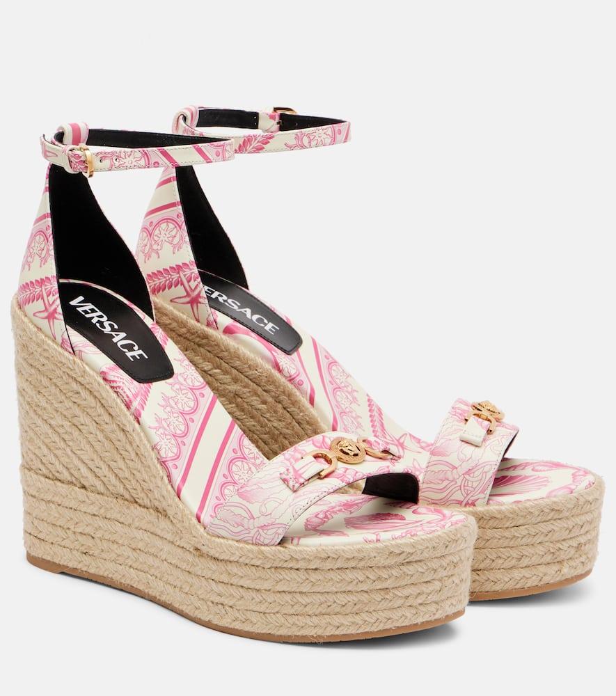 サンダル・ミュール VERSACE SS25 ESPADRILLAS WEDGE (10141001A13309 1E01V) Medusa '95 Suede Wedge Sandals 120 mm Beige | VERSACE US
