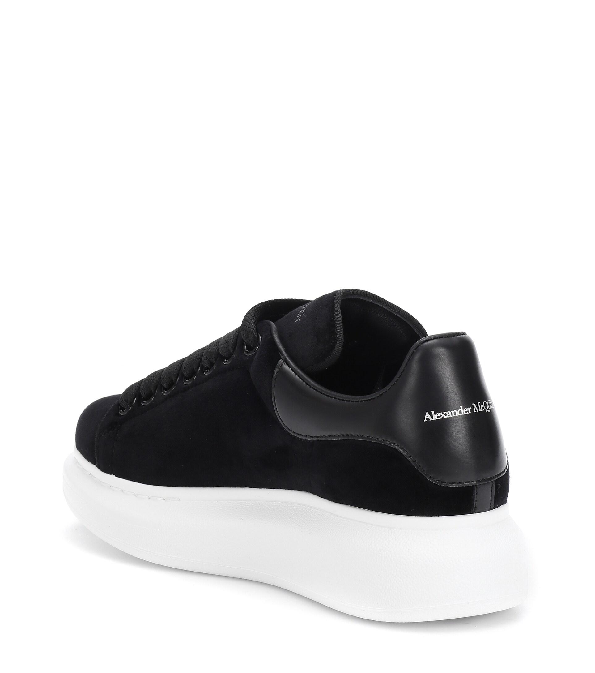 Sneakers in velluto di Alexander McQueen in Nero | Lyst