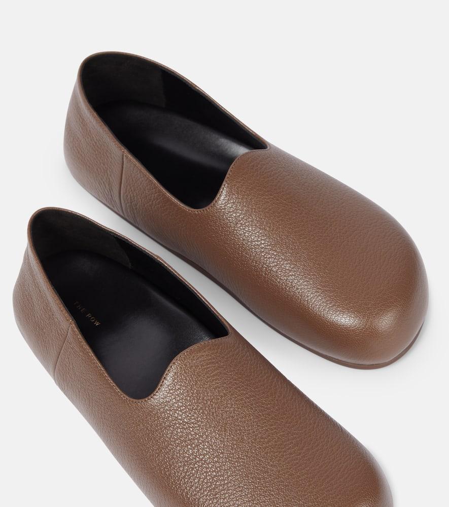 モダン＆エレガント★THE ROW Hugh leather slip-on shoes Hugh leather slip-on shoes in black - The Row | Mytheresa