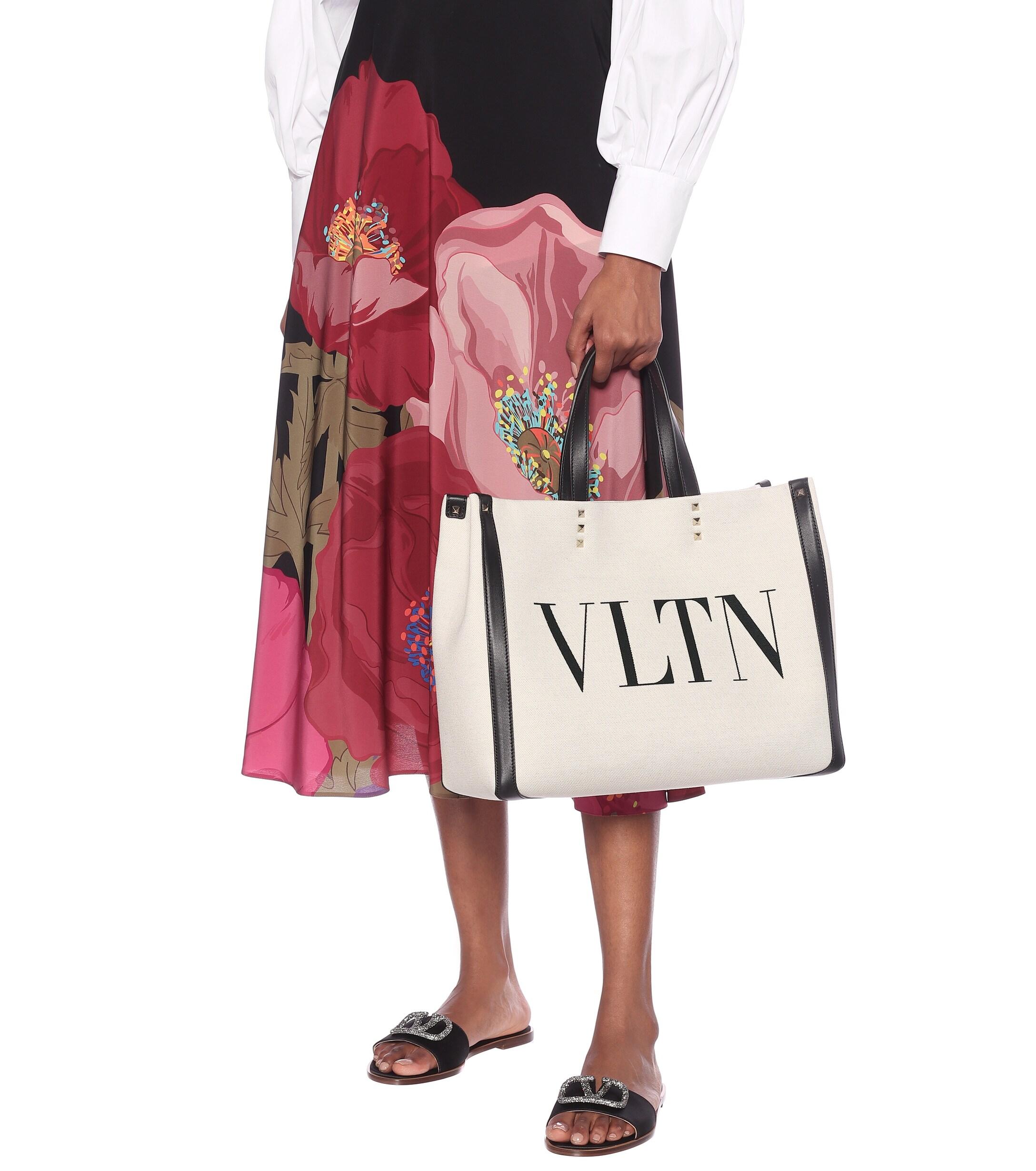 Valentino Garavani Grande Plage Medium Vltn Canvas Tote in White | Lyst
