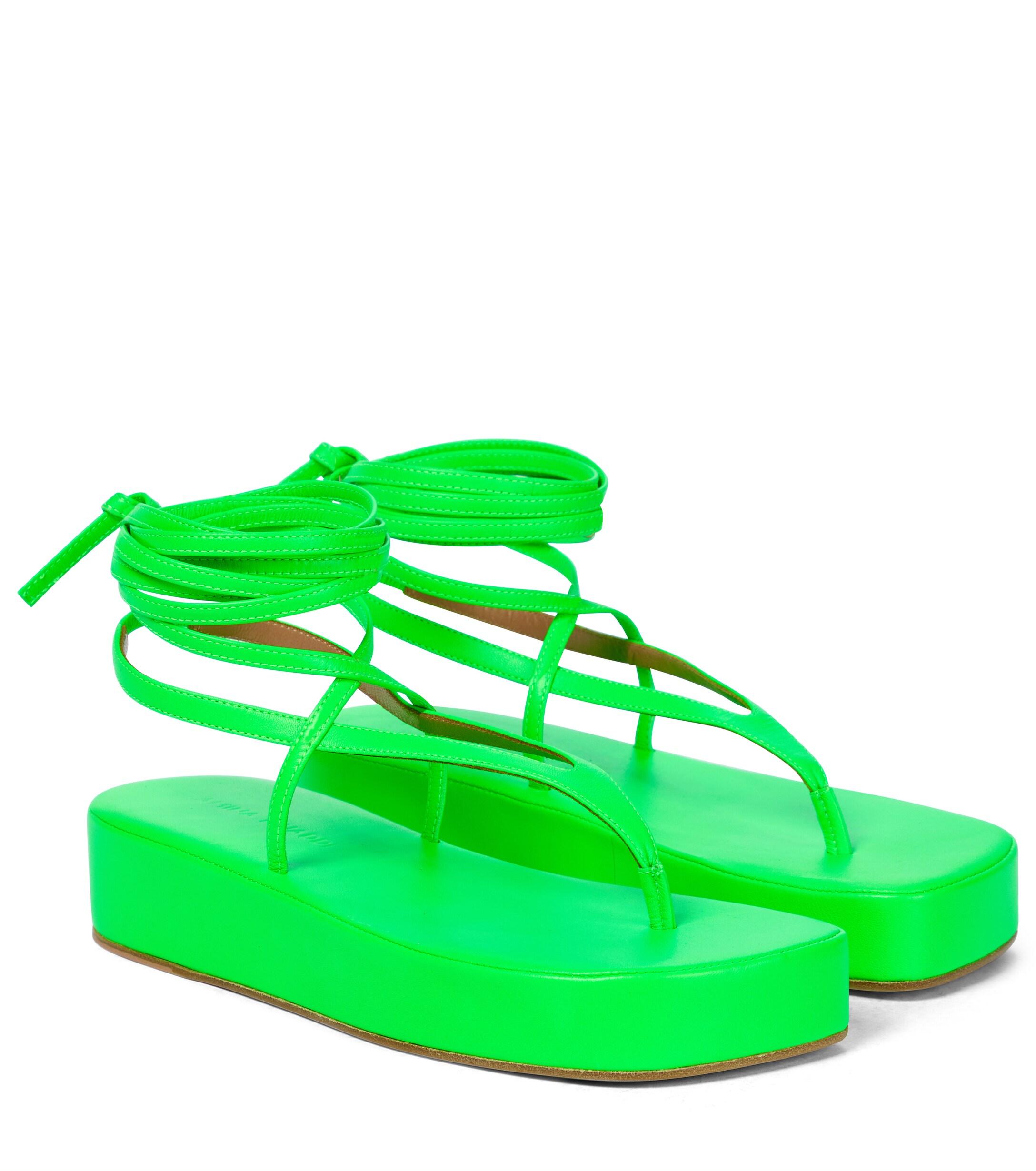AMINA MUADDI Jamie Leather Platform Thong Sandals in Green | Lyst