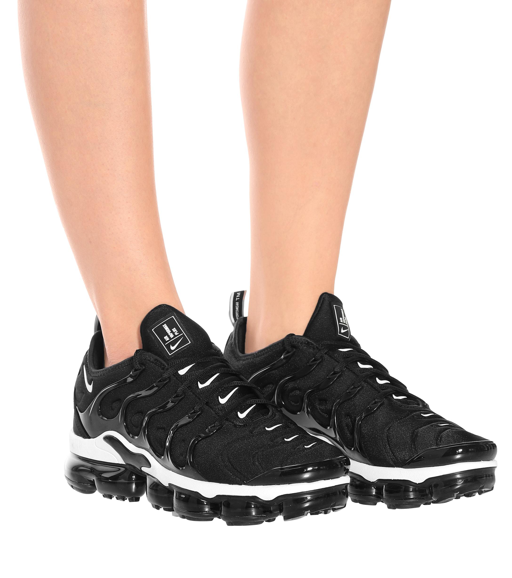 air vapormax plus sneakers