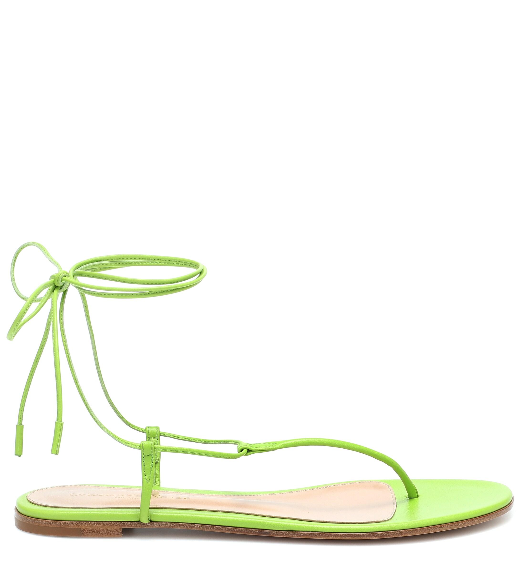 Damen Schuhe Flache Schuhe Zehentrenner und Badelatschen Gianvito Rossi Sandalen Gwyneth aus Leder in Grün 