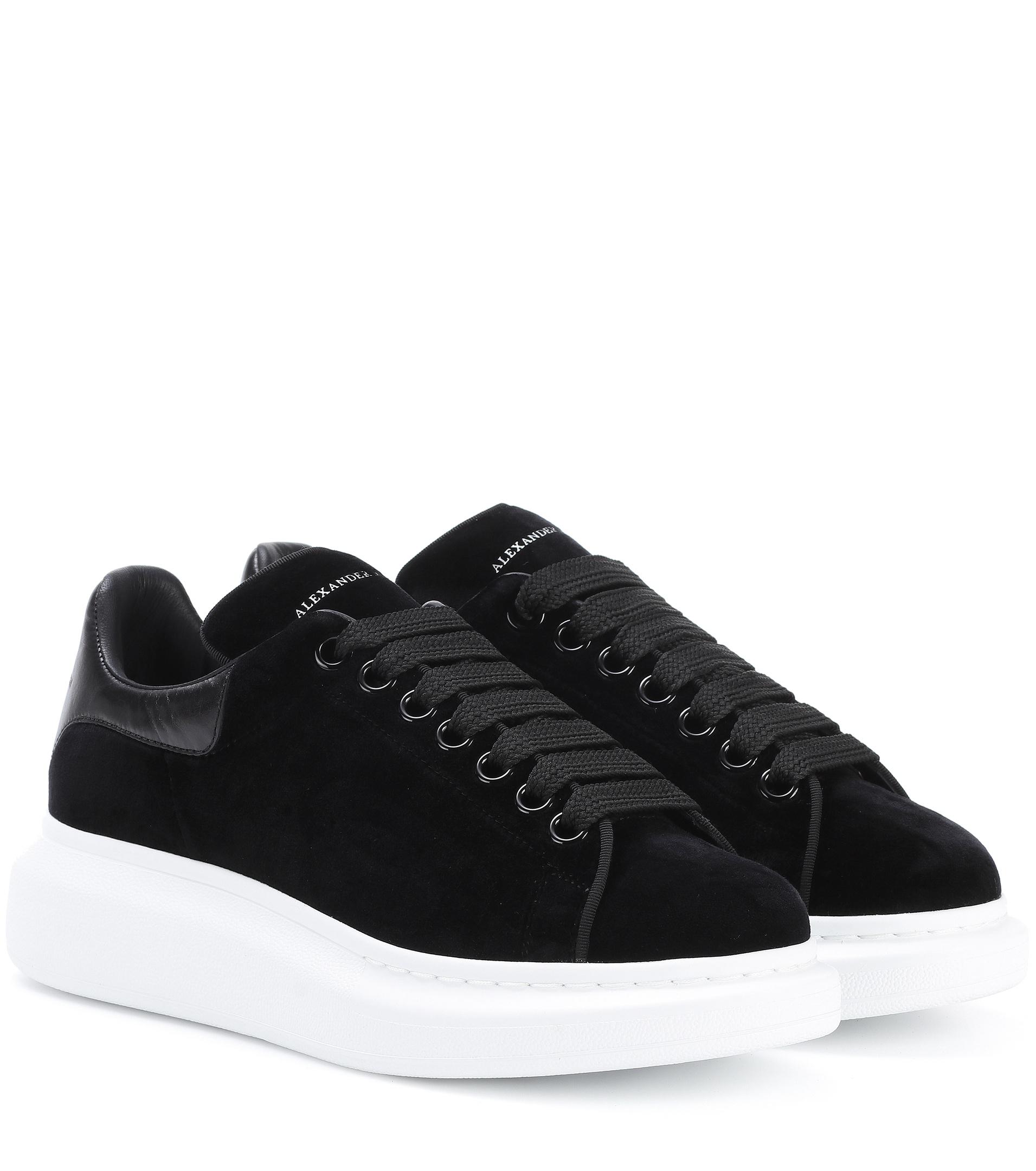 Zapatillas de terciopelo McQueen de color Negro Lyst