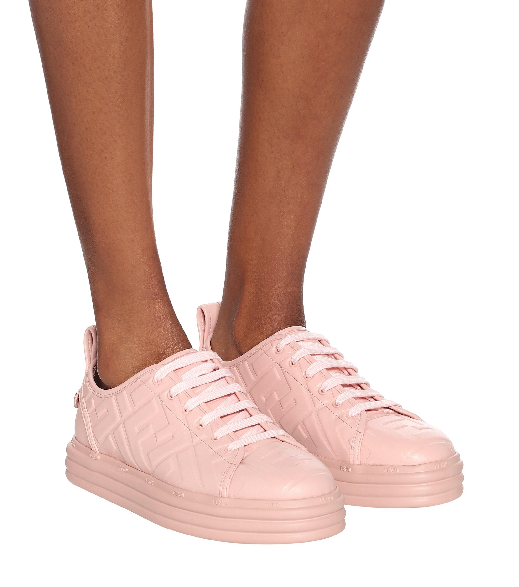 Ugle Høj eksponering kjole Fendi Ff Embossed Leather Sneakers in Pink | Lyst