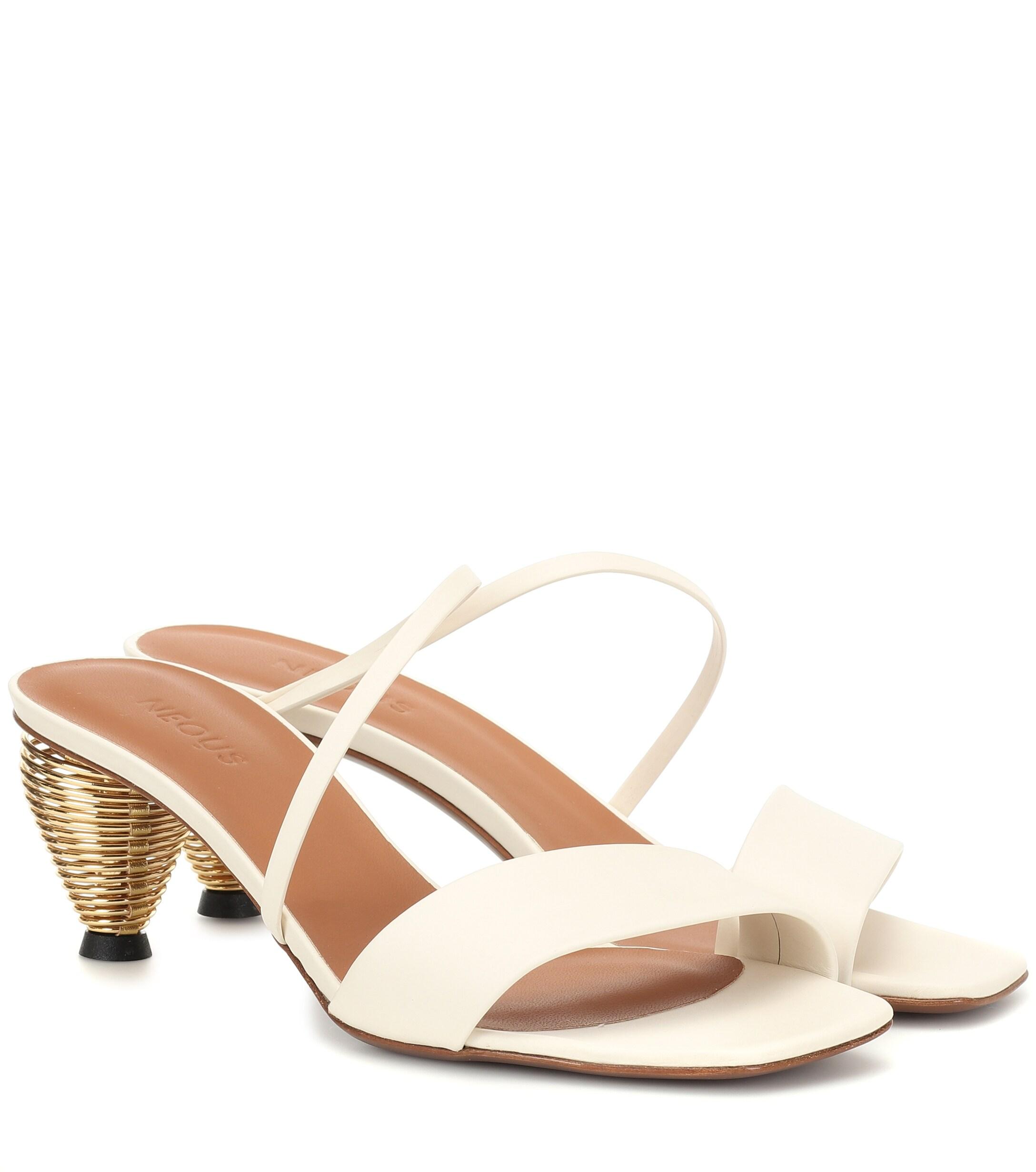 neous flat sandals