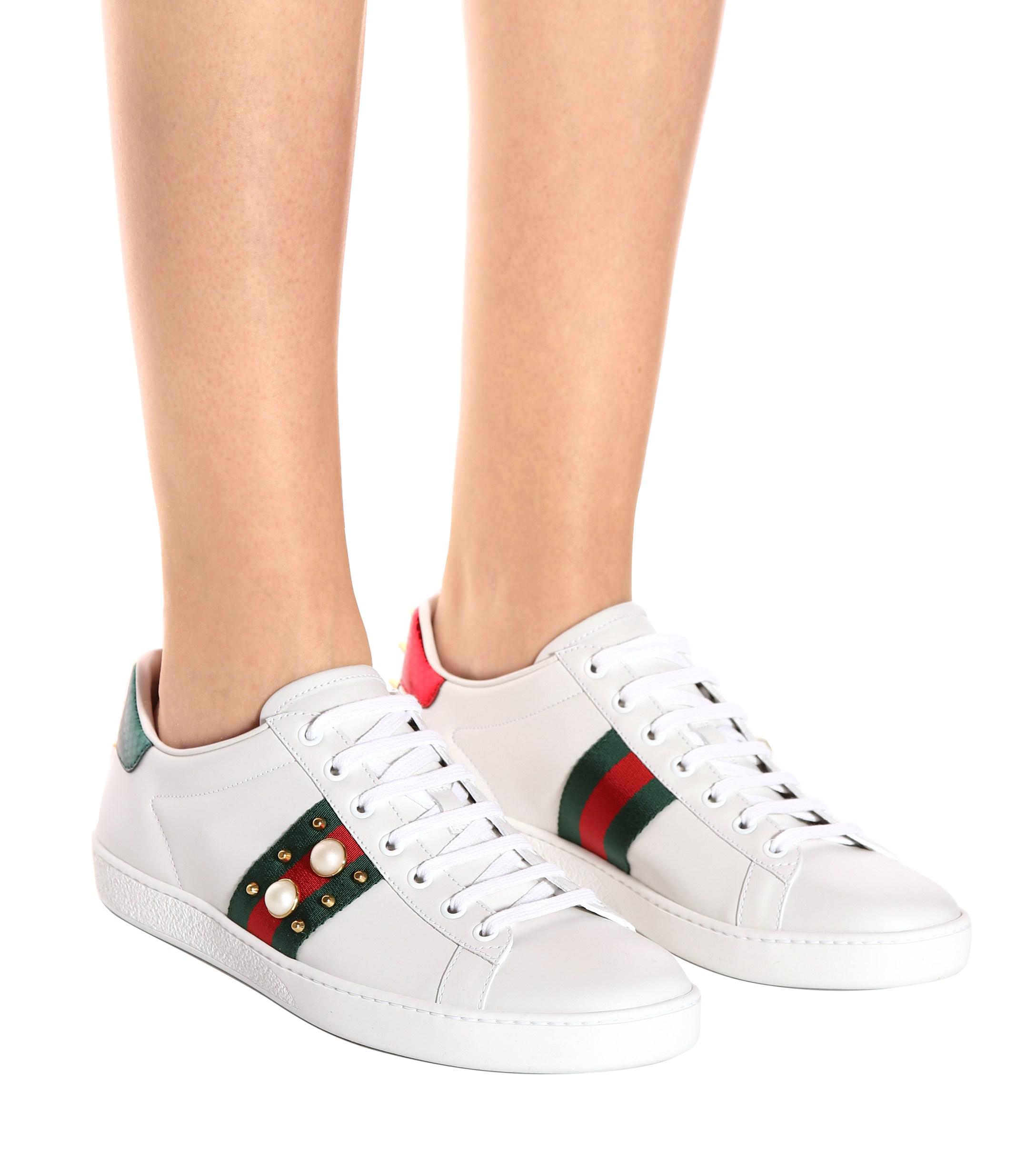 Indkøbscenter fløde Necklet Gucci Ace Pearl And Stud-Detail Leather Trainers in White | Lyst