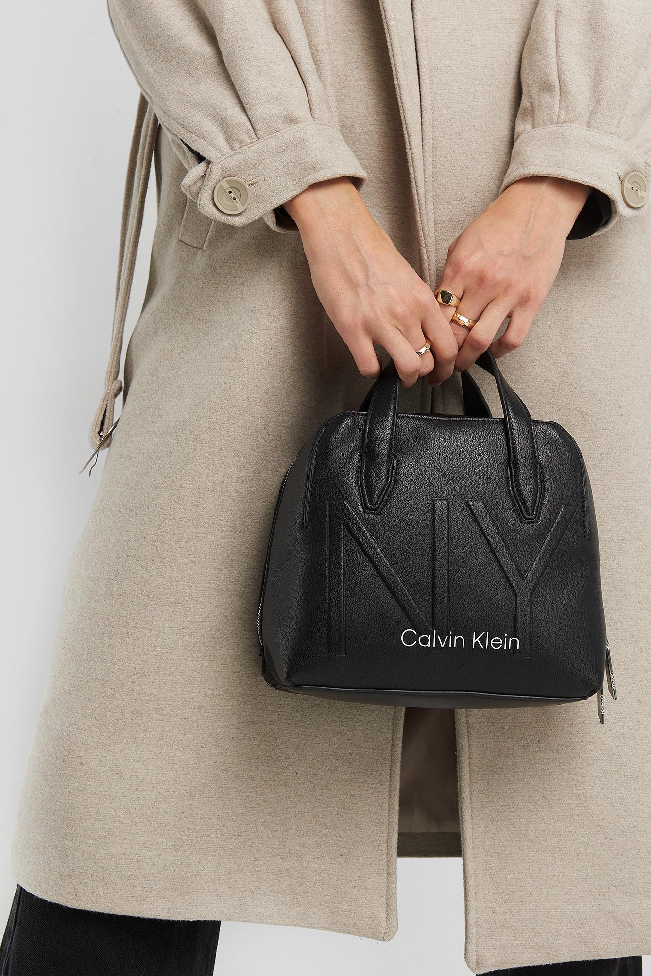 Calvin Klein NY Shaped SML Duffle Bag in Schwarz | Lyst AT