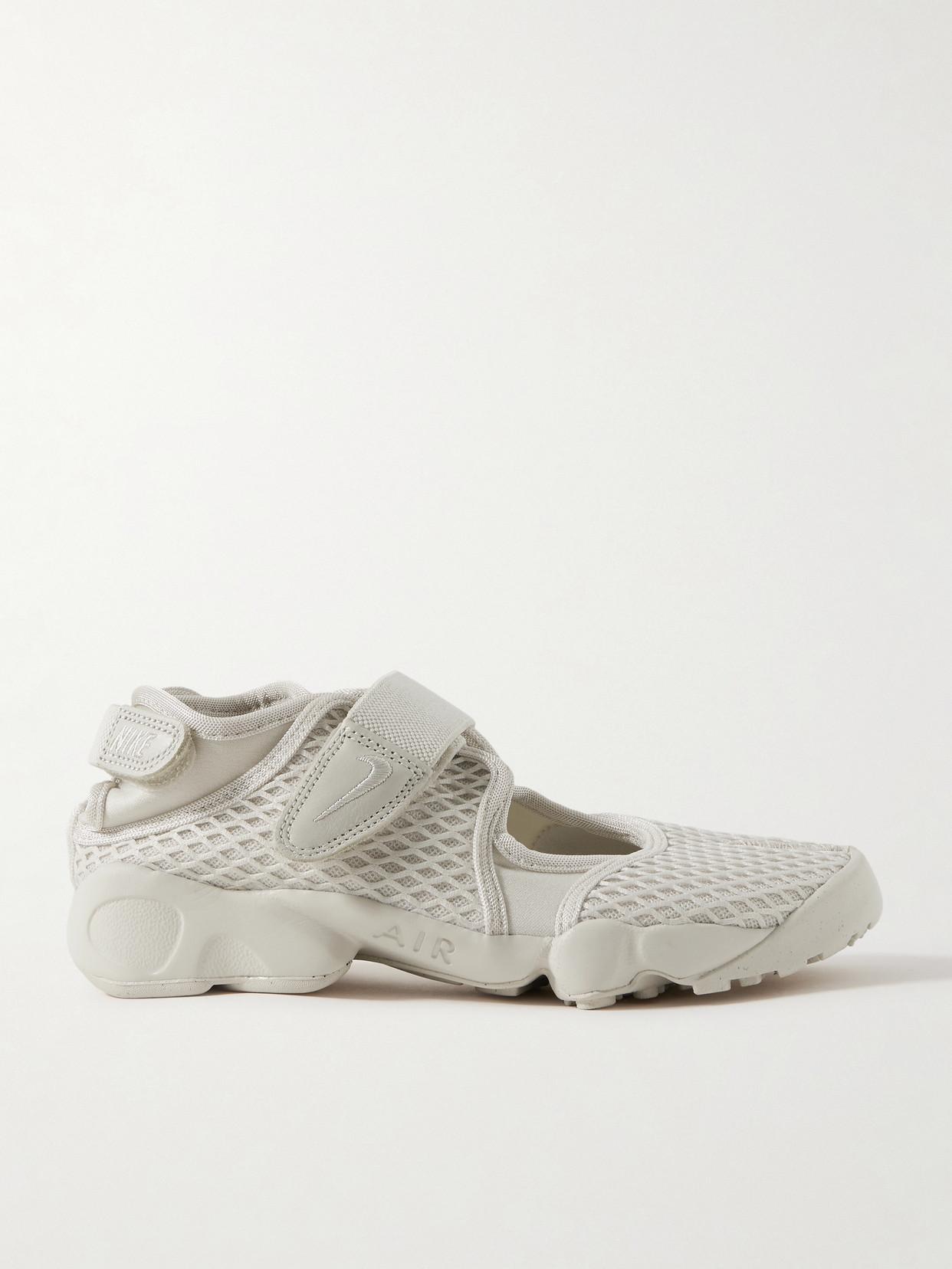 white mesh nike shoes