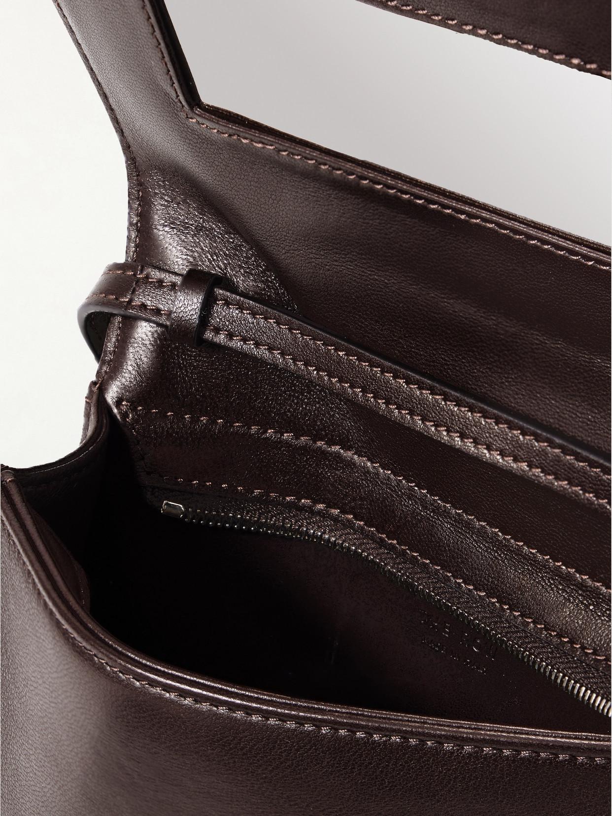 【The Row】Canteen レザー製 ショルダーバッグ ダークブラウン Canteen leather crossbody bag in black - The Row | Mytheresa