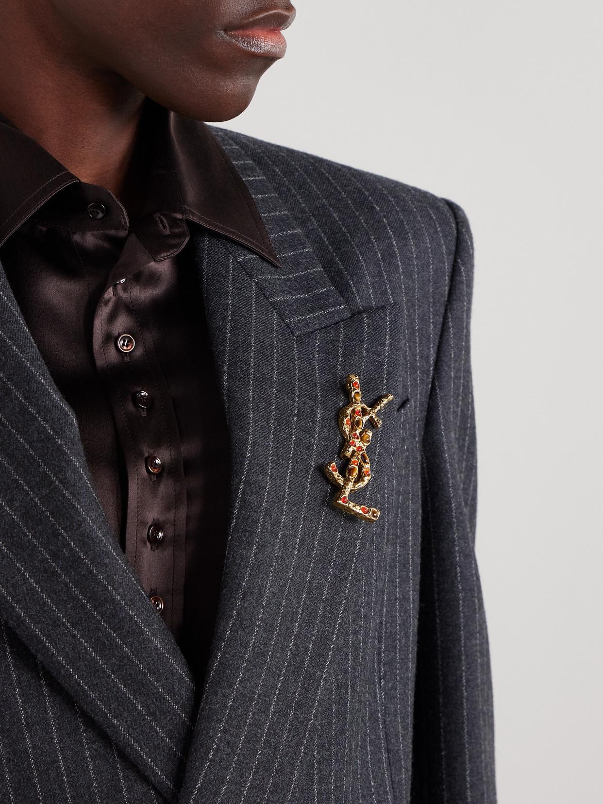 ブローチ・コサージュ CASSANDRE IN TIGER'S EYE, SUNSTONE AND L BROOCH CASSANDRE brooch in tiger's eye, sunstone, and metal | Saint