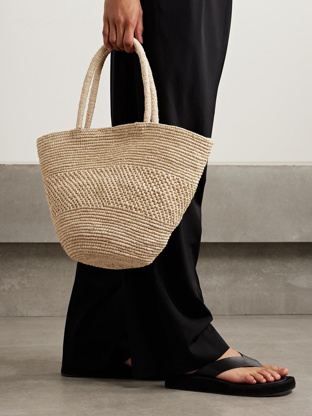 【THE ROW】 Emilie ラフィア ラージ トートバッグ The Row Emilie Large Raffia Tote in Natural | Lyst