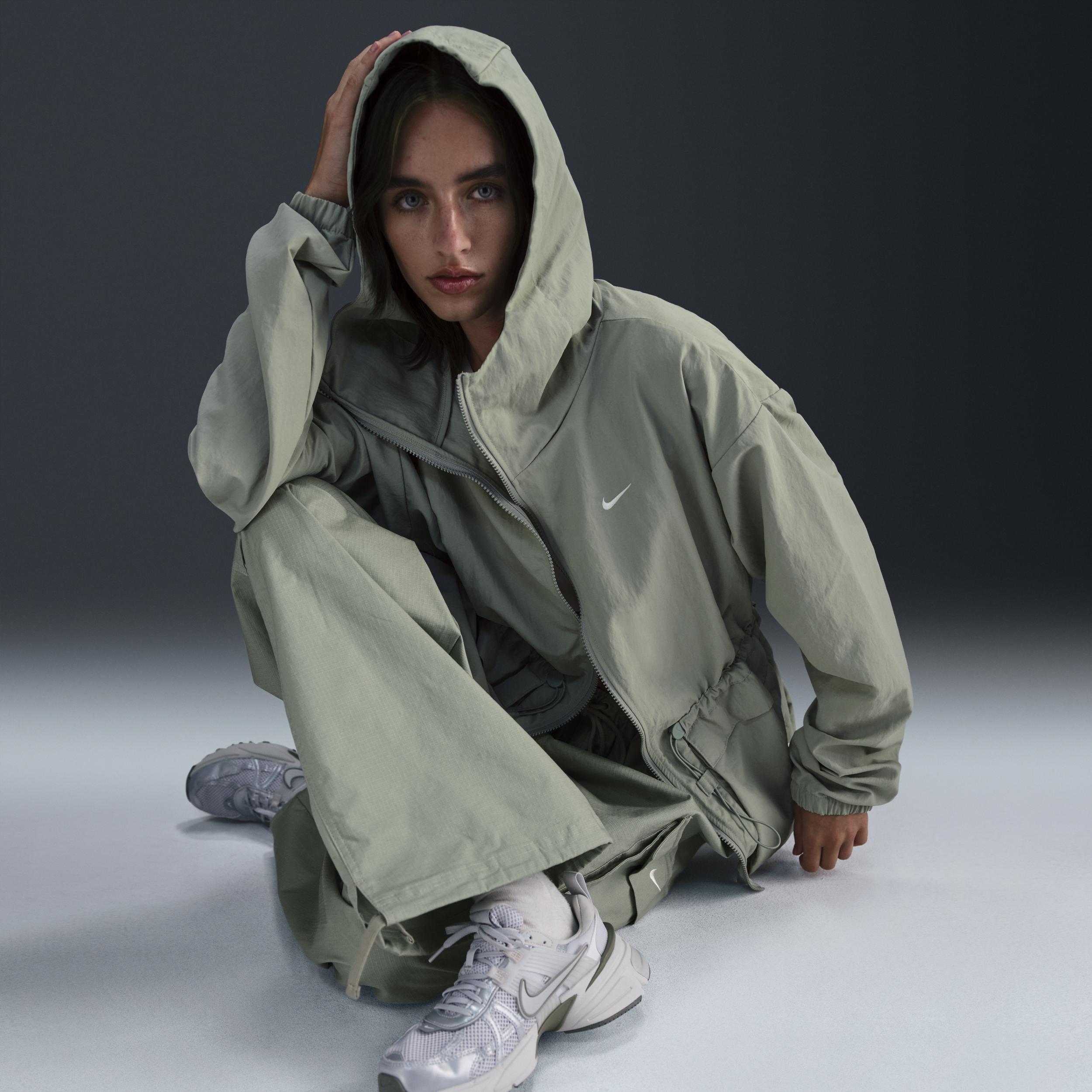 [ナイキ] NIKE WOVEN OVERSIZED HOODED JACKET☆送料込☆ Nike Sportswear Everything Wovens Oversized Hooded Jacket in