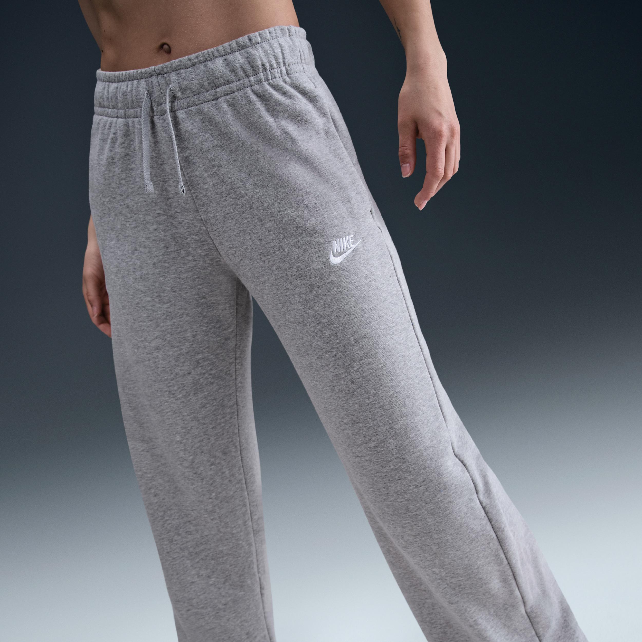 Nike Sportswear Club Fleece Mid-Rise Wide-Leg Sweatpants in Gray