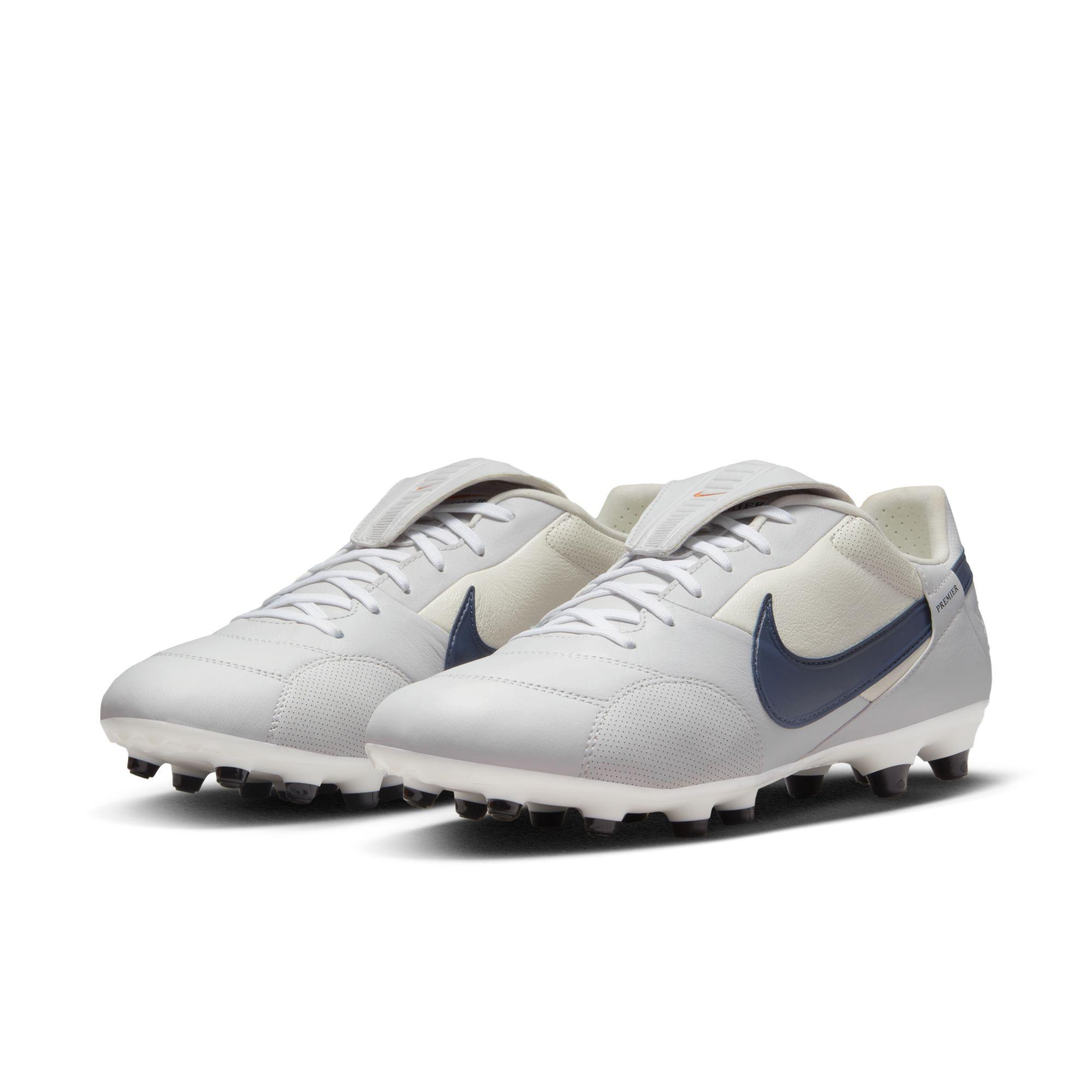 mens white nike soccer cleats