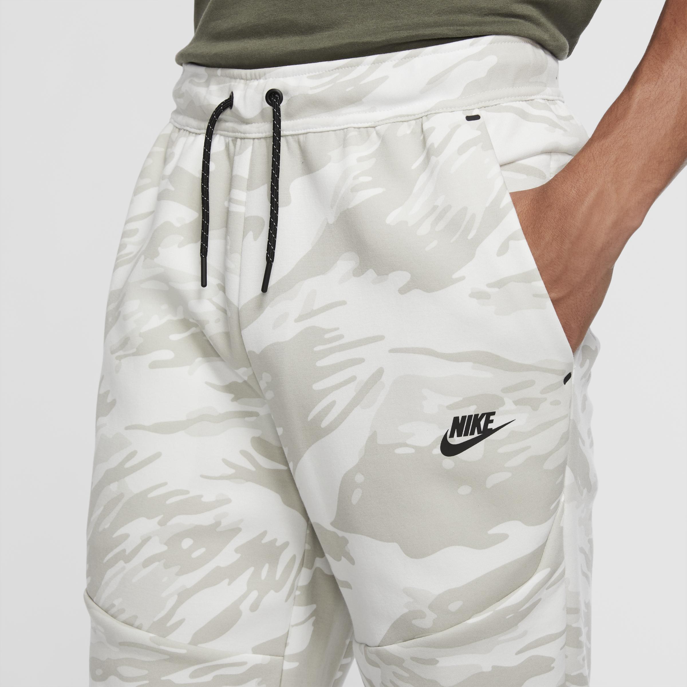 Pantaloni jogger camo stampati Tech Fleece da Uomo di Nike in Bianco | Lyst