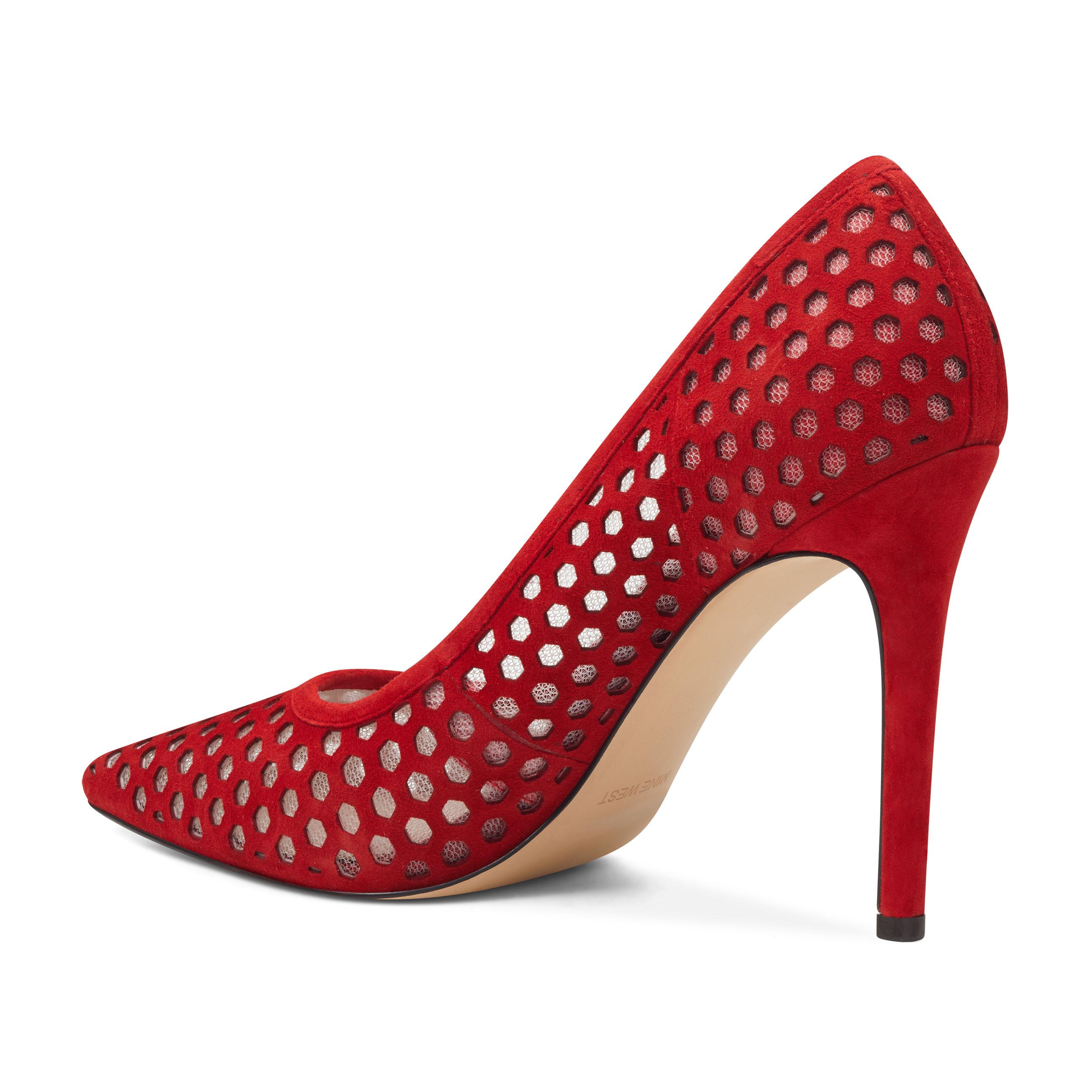 translate pointy toe pumps