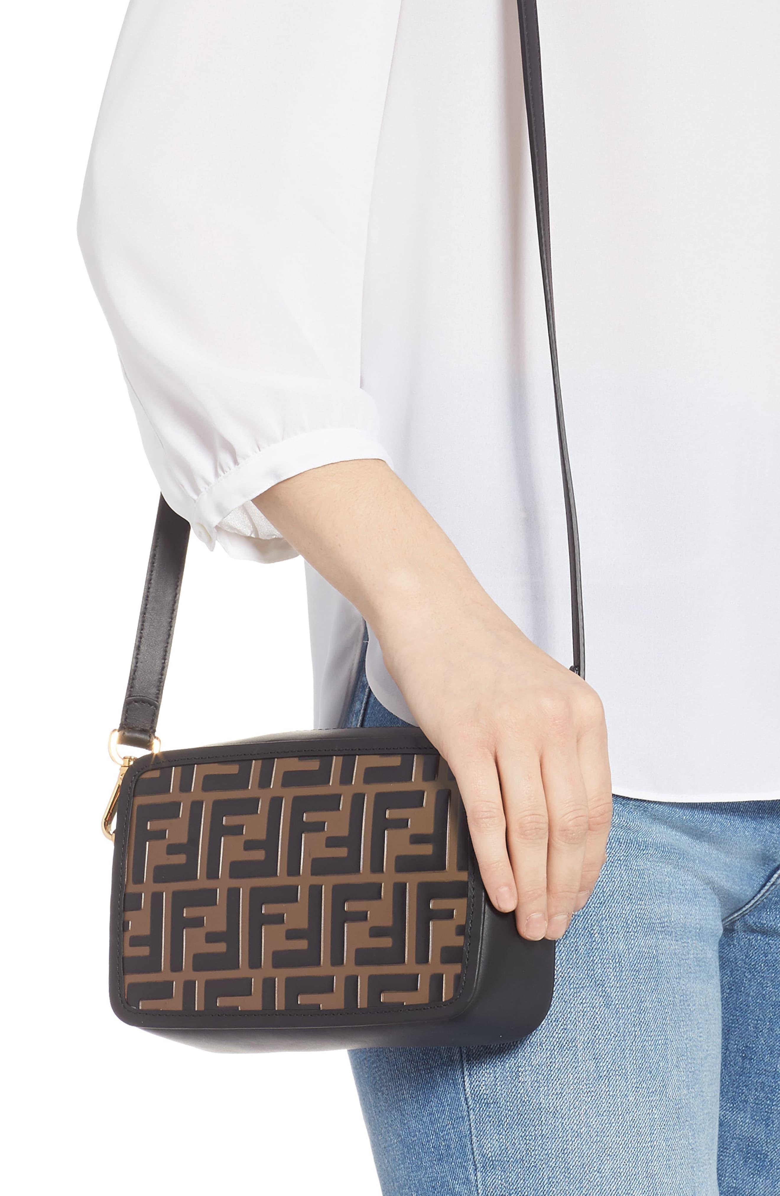 fendi embossed camera bolsa