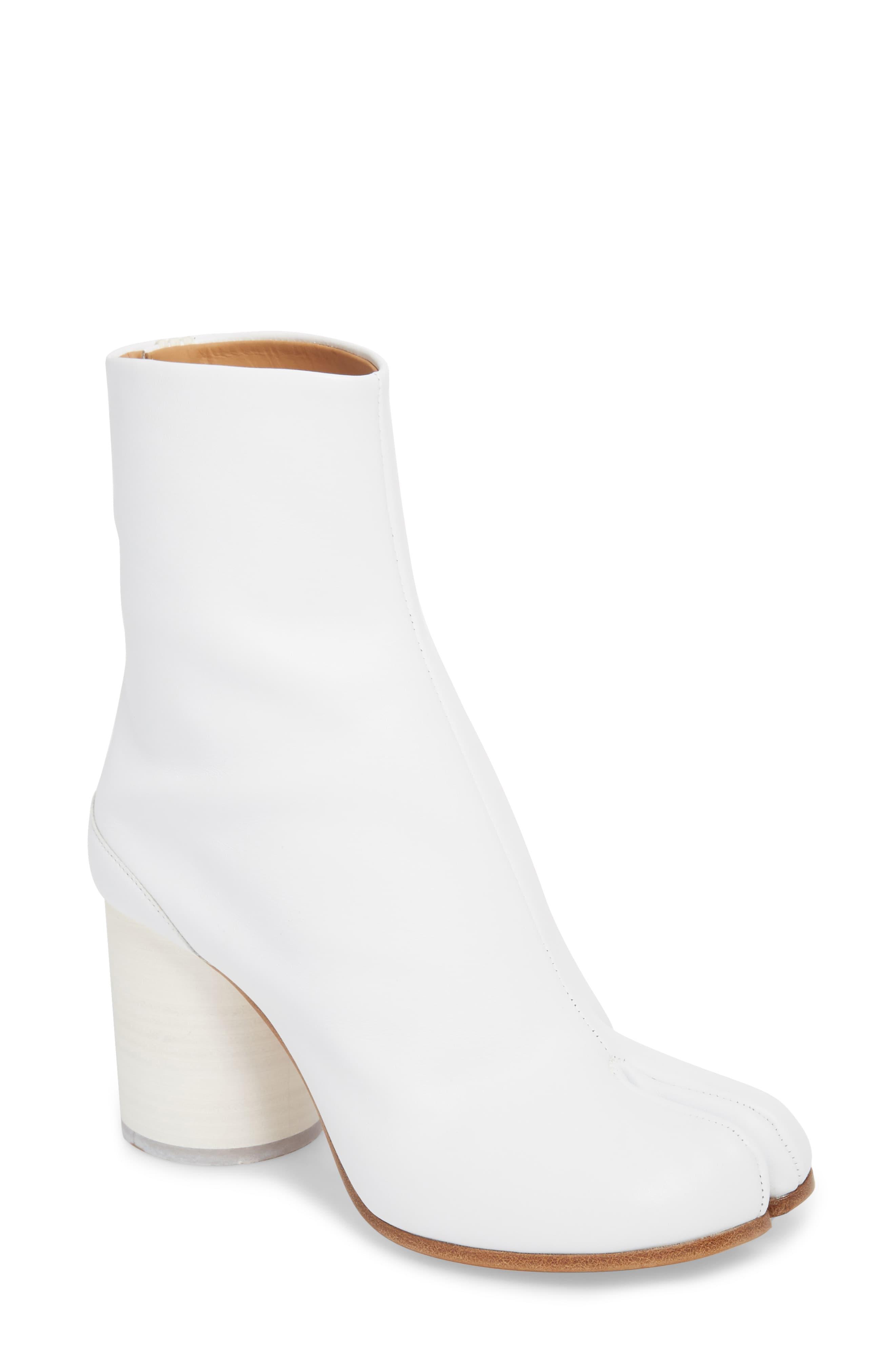Maison Margiela Leather Tabi Boot in White - Lyst