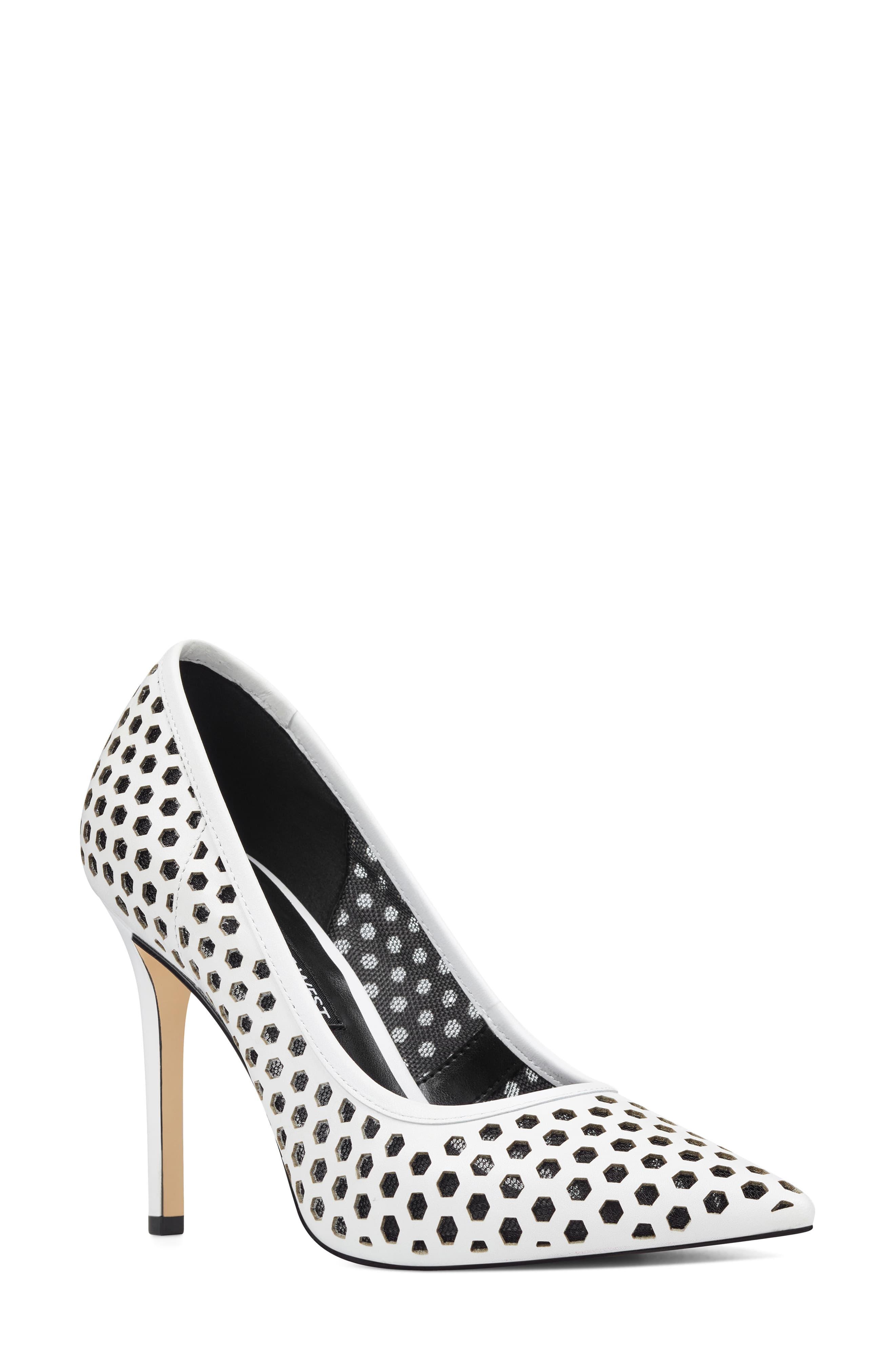 translate pointy toe pumps
