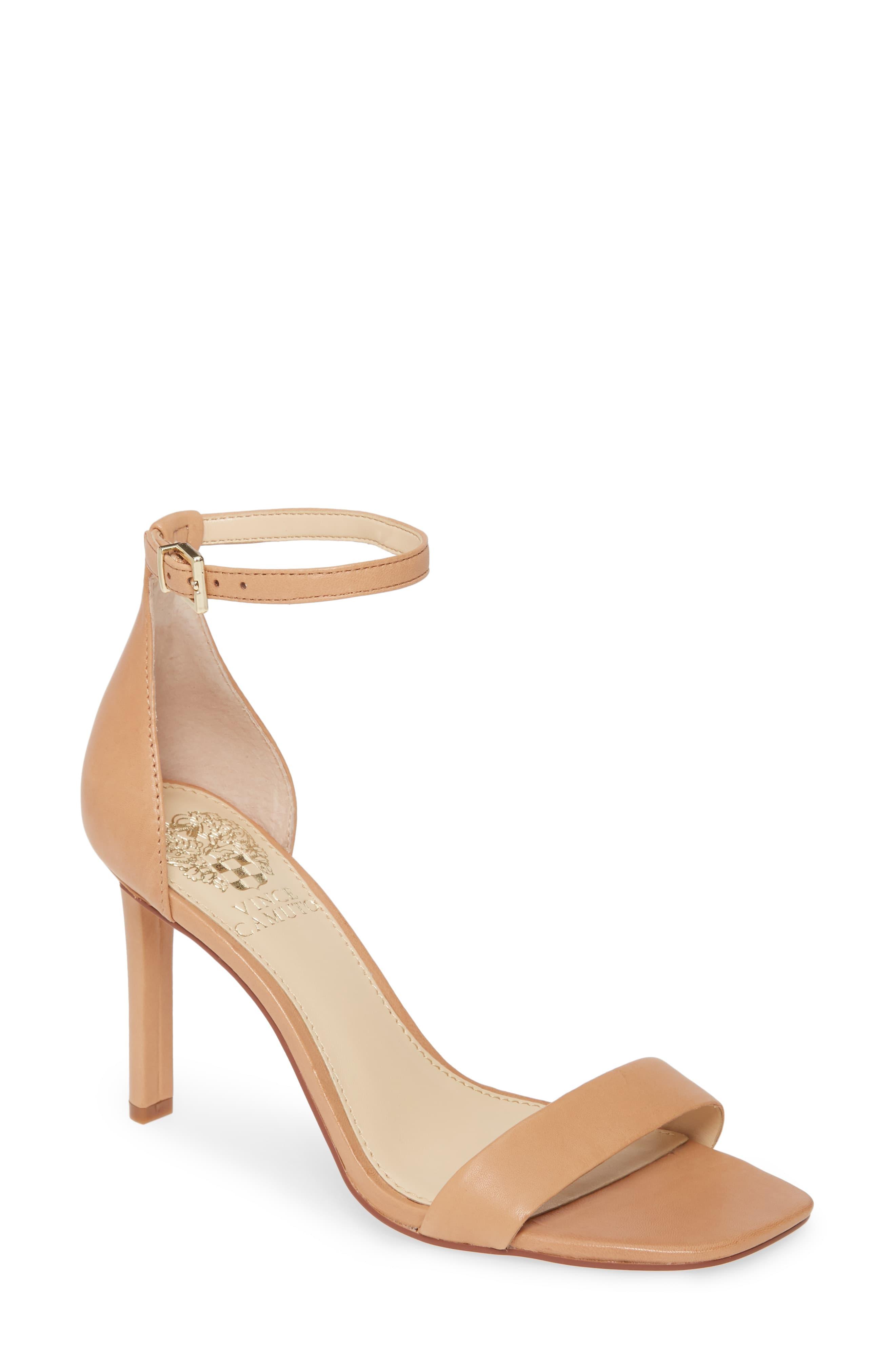 Strappy sandals : feet