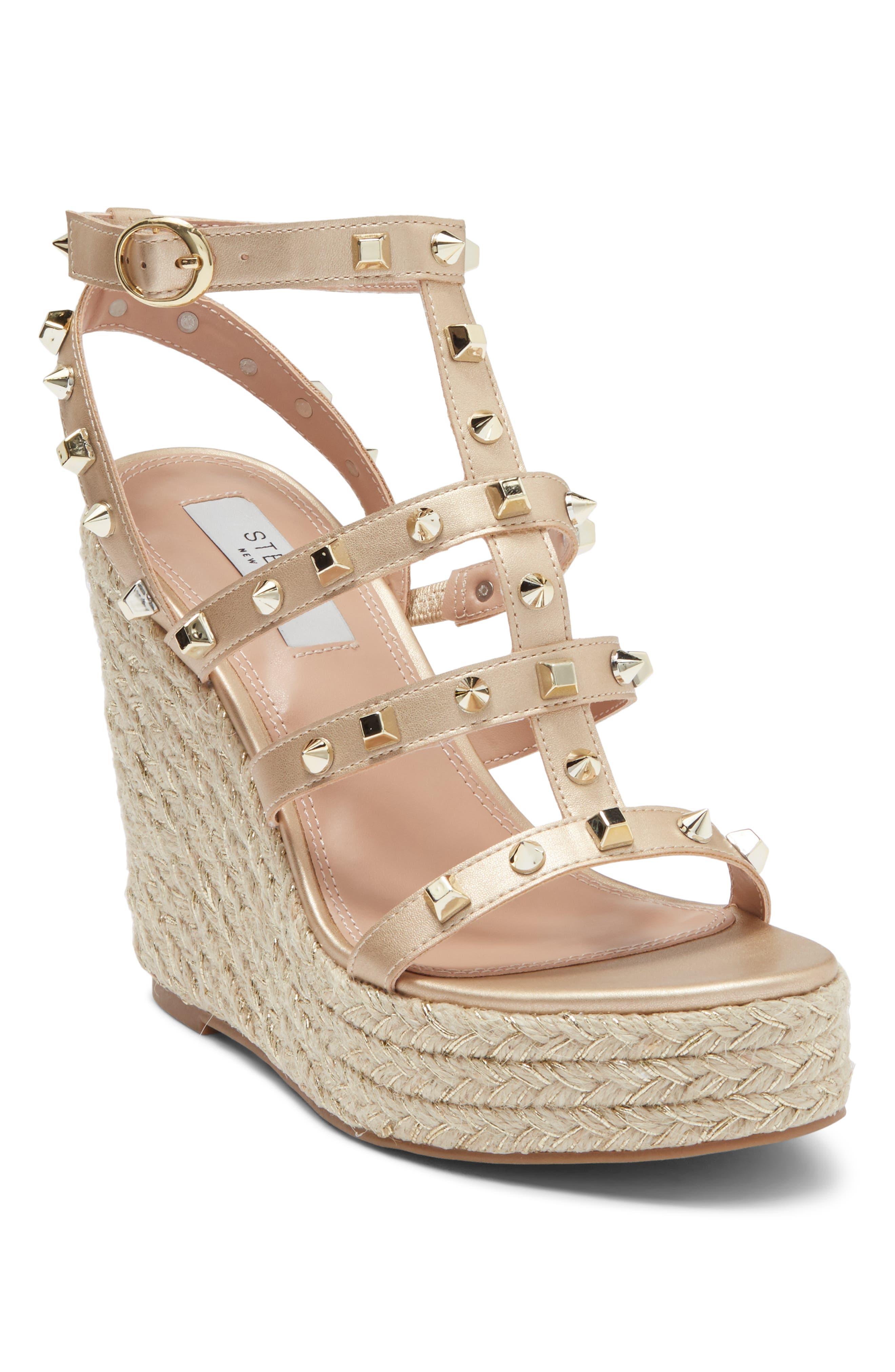 S t aceptar Alojamiento Steve Madden Scout Cage Studded Espadrille Wedge Sandal In Gold Multi At  Nordstrom Rack in Metallic | Lyst