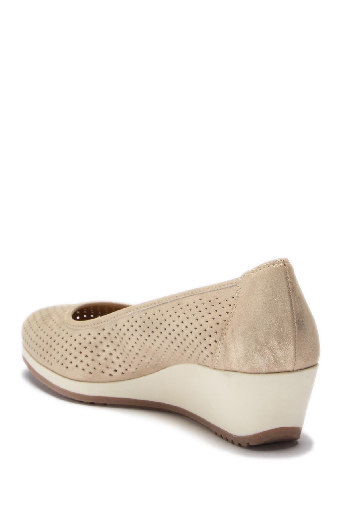 naturalizer betina 2 perforated wedges