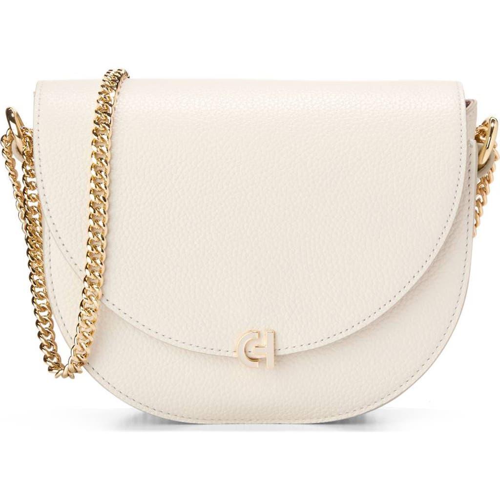 COLE HAAN Evie エビー Chain レザー サドル クロスボディバッグ Cole Haan Evie Chain Saddle Crossbody Bag in Natural | Lyst