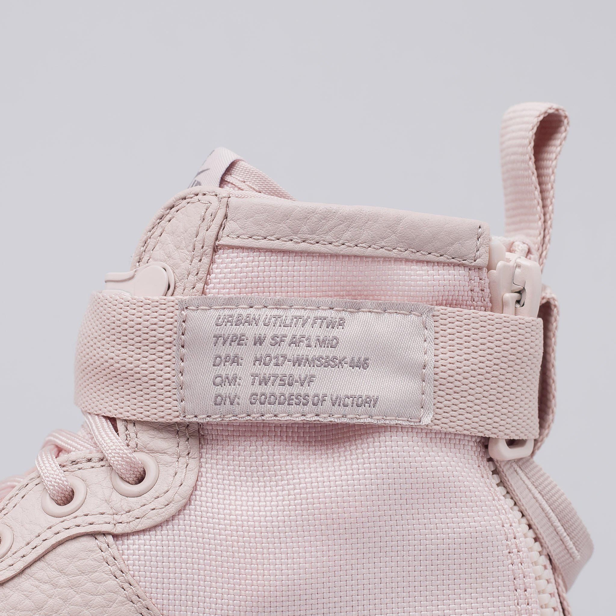 Nike Damen Special Field Air Force 1 Mid in Rosa Nike Damen Special Field Air Force 1 Mid in Rosa
