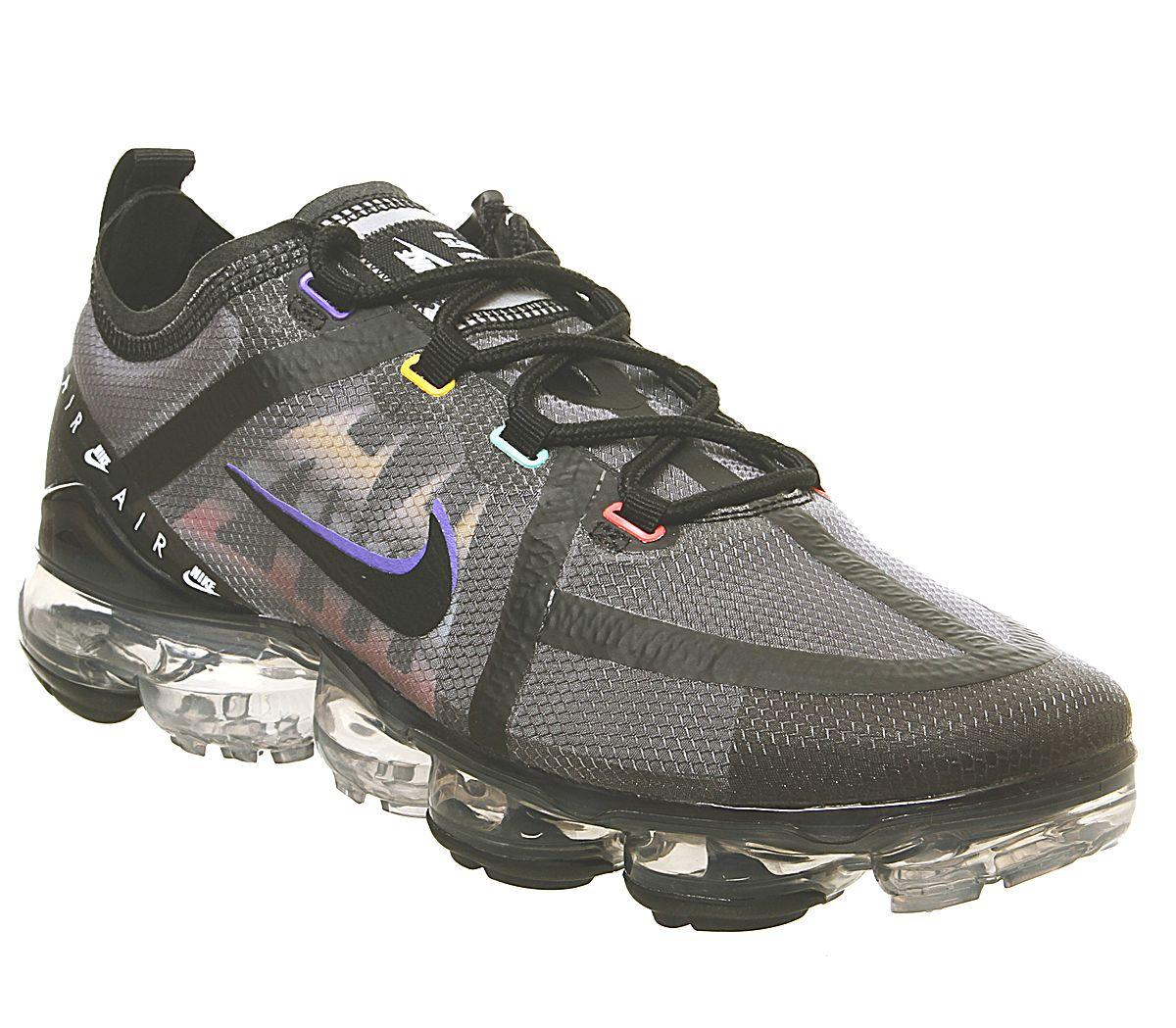 black vapormax trainers