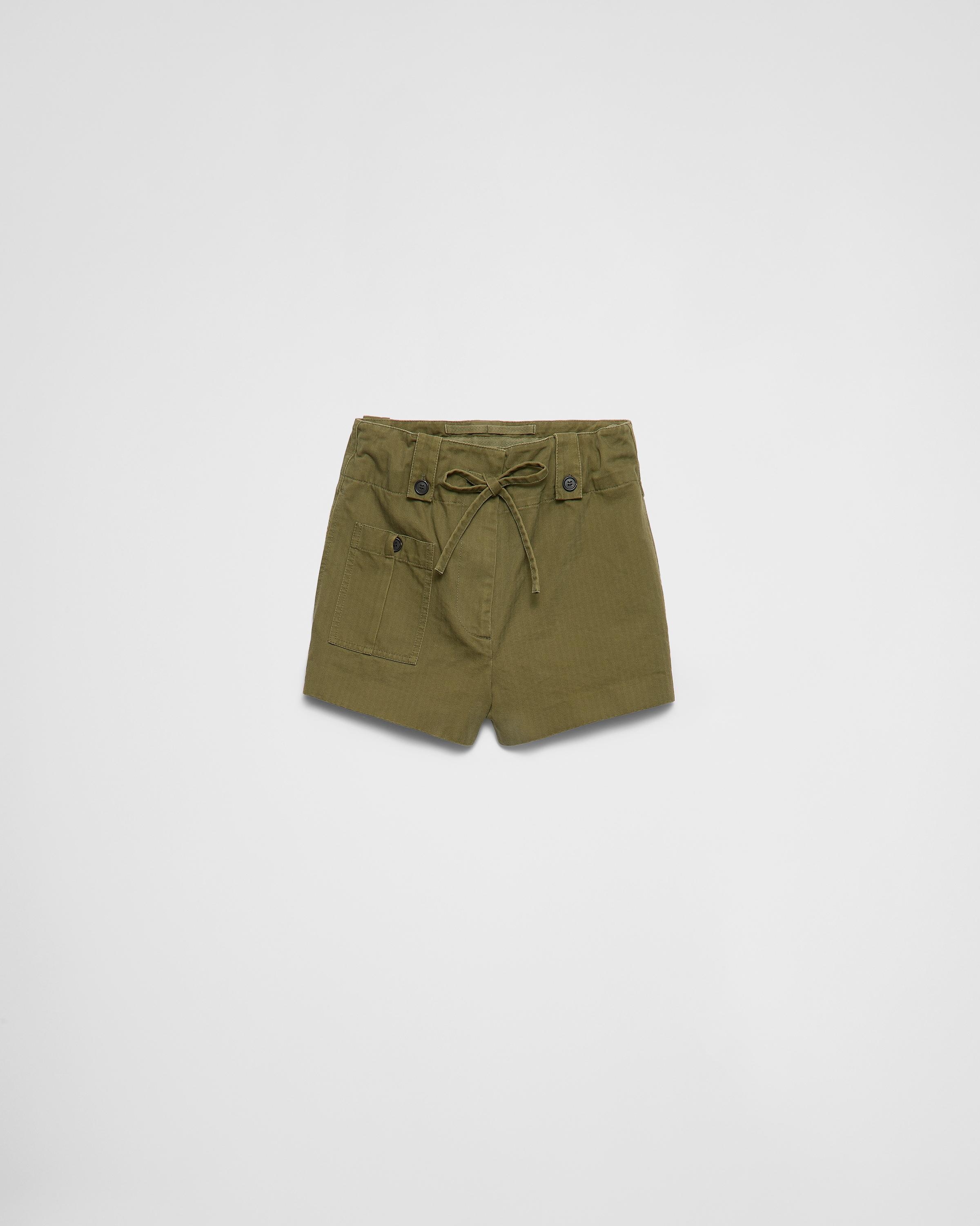 ショートパンツ PRADA Women Shorts  Burmudas P231IKSOOO14ZG F034X GREEN Logo Buckle Skort Shorts in Green Prada
